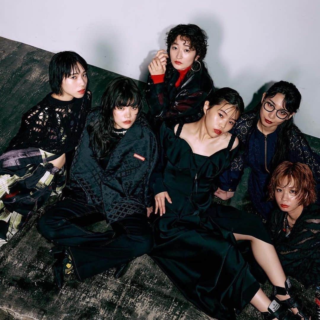 進藤郁子のインスタグラム：「@ainatheend_official  @cc_chittiii_bish   お二人のヘアメイクさせていただきました。  『anan』  @sasutei  @masataka_hattori   #repost @ainatheend_official via @PhotoAroundApp  🚺🤍🚺🤍🚺 ⁡ ananの撮影で可愛いお洋服と いろんなメイクしてもらえて はっぴーやっぴーだったので いっぱい写真撮ってもらってしまいました  BiSHを綺麗にとってくれて ありがとうございます🐢   @sasutei  @masataka_hattori」