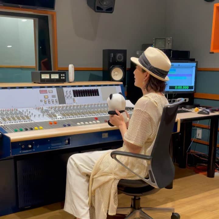 田中美里のインスタグラム：「あ、もうすぐ9時。 モーニングクルージンが始まってしまう。  やっぱり土曜日が来るの早いなぁ。  ゆるゆるな朝をお届けします。  今日もよかったら聴いてくださいね。  #radiko でもお聴きいただけます。  Sompo  Japan presents MORNING CRUISIN’ は毎週土曜日朝9時から。  #おはようございます #radio #bayfm #bayfm78 #モーニングクルージン #ジャパンダと一緒に #以前撮った動画を載せます」