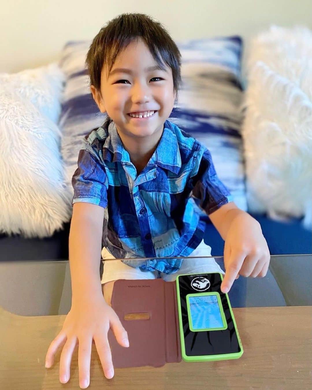 amiのインスタグラム：「favorite toy  息子の最近のお気に入りおもちゃは ジュラシック・ワールド ダイノゲートです✨  こちら、7月29日に公開された映画 「ジュラシック・ワールド/新たなる支配者」 の公開に合わせて発売されたおもちゃ🦕🦖  ． こちら、『ジュラシック・ワールド』の 世界を体感できる薄くてカッコイイ 新世代スマート液晶ガジェットです✨  届いた瞬間、かっこよくて 息子も大喜び👦‼️  ． 恐竜を救出したり、ミニゲームを楽しんだり 遊び方が何種類もあるので夢中でした✨  とっても素敵なおもちゃなので ぜひチェックしてみてね✨  ． #ジュラシックワールド#ダイノゲート#恐竜#タカラトミー#PR #5歳児#男の子#男の子ママ#おもちゃ#おもちゃ紹介」