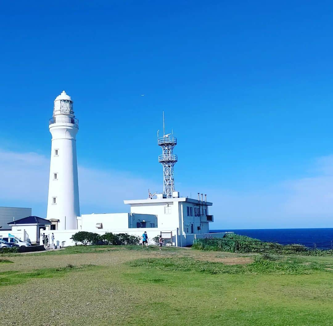 七海ひろこさんのインスタグラム写真 - (七海ひろこInstagram)「犬吠埼より、灯台と海🌊  千葉県の最東端です。  犬吠埼灯台…とつぶやいたら、時間を縫って瞬間連れて来てくださいました🙏本当にありがとうございますm(_ _)m  太平洋は広く青く、心もひろがっていくようでした  いつかは灯台も！  #犬吠埼 #犬吠埼灯台 #最東端 #灯台のある風景 #灯台のある景色  #海が好き #海が見える」8月6日 10時40分 - nanamihiroko_