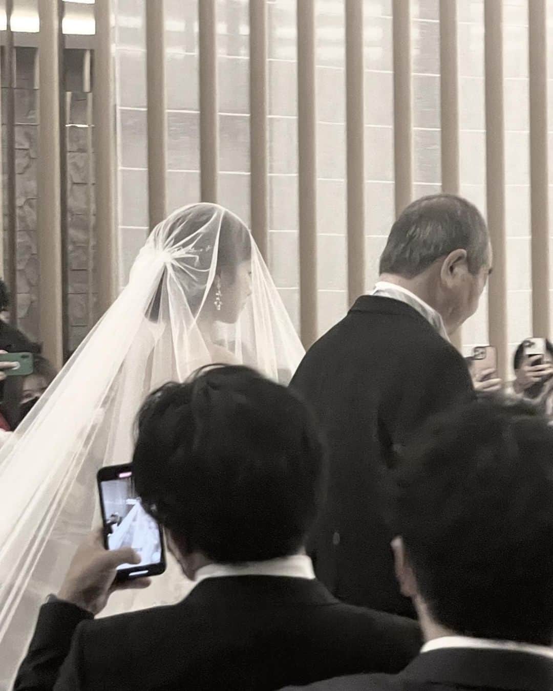 高崎愛梨さんのインスタグラム写真 - (高崎愛梨Instagram)「兄さん くみちゃん Happy Wedding〜💍🕊  @kumikofunayama   まるでおとぎ話📖の世界に私たちも参加させてもらえたような、心に残る幸せいーっぱいの結婚式だった〜♡  新婦の美しさにはみんなが釘付け！ まさにリアルシンデレラ👰🏻‍♀️❤️  かわいくてキレイで芯のあるカッコイイ女性で大好きなくみちゃん♩ 何事もストイックだからこそ大変なことも多く抱えてたと思うけど、3年越しの結婚式はその努力が報われた最幸傑作だったね✨  元々旦那さん同士が仲良しで、今では一緒に旅行へ行ったりBBQしたり、家族ぐるみの楽しい時間を共有できてとにかく楽しい！うれしい！ いつもありがとう☺️  私たち夫婦も愛と優しさに溢れた二人が大好きです🫶 そして可愛すぎる息子くんも👦🏻🤍  まだまだ余韻に浸りたいところ。。 集合求む！！！！笑  #結婚式 #おめでとうございます #感動をありがとう  #末永くお幸せに  🕊」8月6日 11時50分 - ai6ai3ai0