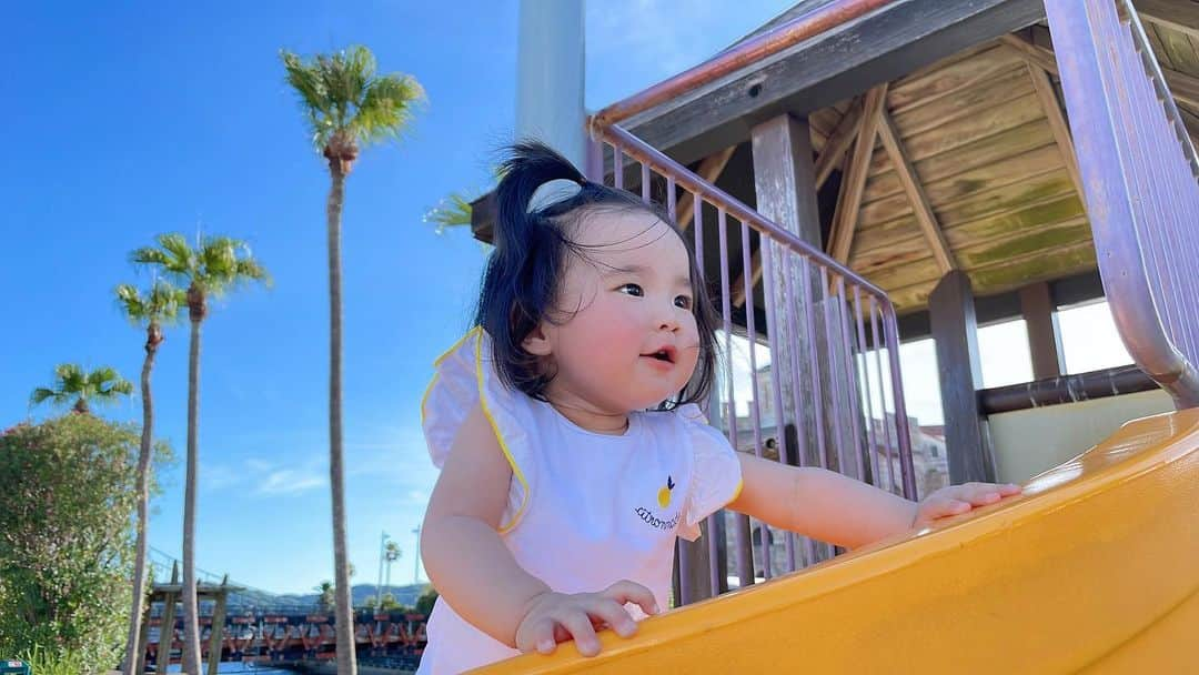 松田栞さんのインスタグラム写真 - (松田栞Instagram)「和歌山マリーナシティー🏝 エサやりが好きな上の子と すべり台がお気に入りの下の子。 いろいろだね👦🏻👧🏻✨ 楽しそうで何より🫶🏻  👦🏻 @poloralphlauren  👧🏻 @jacadi_jp   #和歌山　#和歌山マリーナシティー」8月6日 12時29分 - s_04pupu