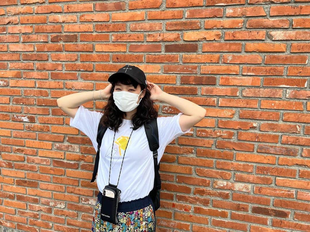 のインスタグラム：「*** 色々好きなもの集めてる感じの私服😂  @yuri.yamano ちゃんの コラボパンTシャツ🍞🥐🥖  @back_number_official さんの 美しいLIVEツアーグッズ✨ ショルダーポーチ❤️ iPhoneやら小物入れるのに とっても便利に使ってます♡  そして、見えにくいけど @foufouilletokyo さんの カラフルな元気の出るスカート🌱  今日はギリギリの投稿でした🫣  #birthdaymonth  #ootd  #backnumber」