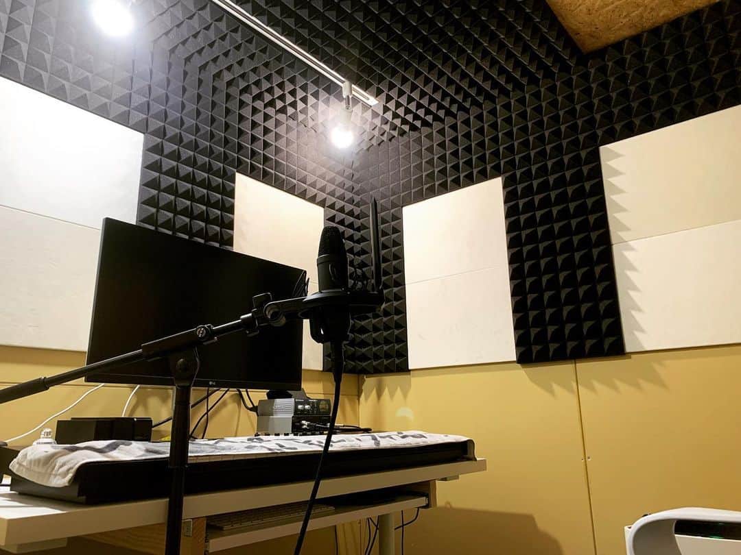 HINAのインスタグラム：「New home studio. 内装はまだ出来上がってませんが。。 #DIY #studio #home #musicstudio  #DTM」