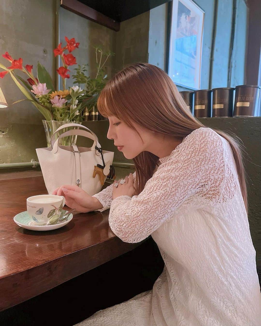 のインスタグラム：「No matter how hot it is, I will drink a hot drink🫖🫧 I especially love milk tea🫶🏻 、 、 、 毎日暑いね🫠 、 、 、 #tokyo #ginza #café #milktea #coffeetime #japanesegirl #hermes #ameri #vancleefarpels #銀座カフェ #ミルクティー #コーヒー飲めない」