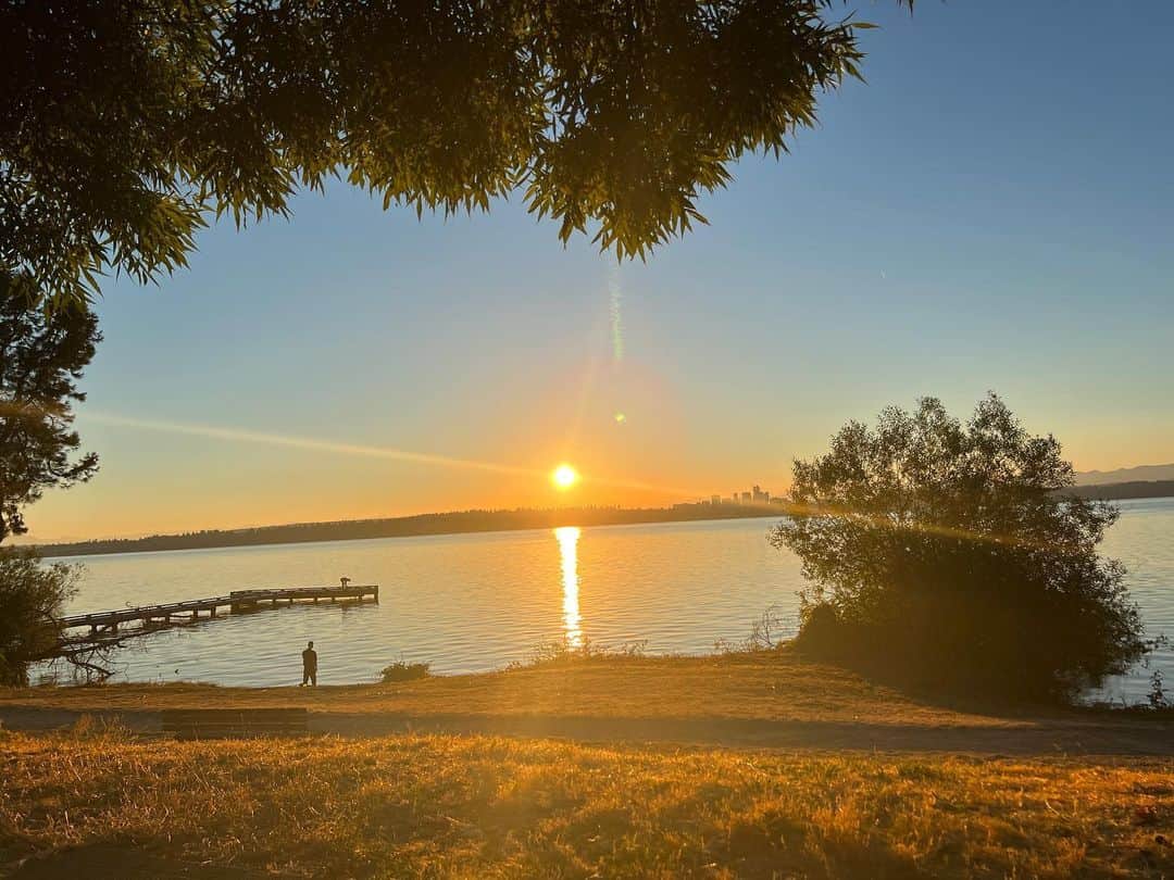 田端信太郎さんのインスタグラム写真 - (田端信太郎Instagram)「朝日がシアトルに登ります。  緯度が高いので21時まで明るいし、5時には朝日が！  #vanlife」8月6日 22時23分 - shintaro_tabata