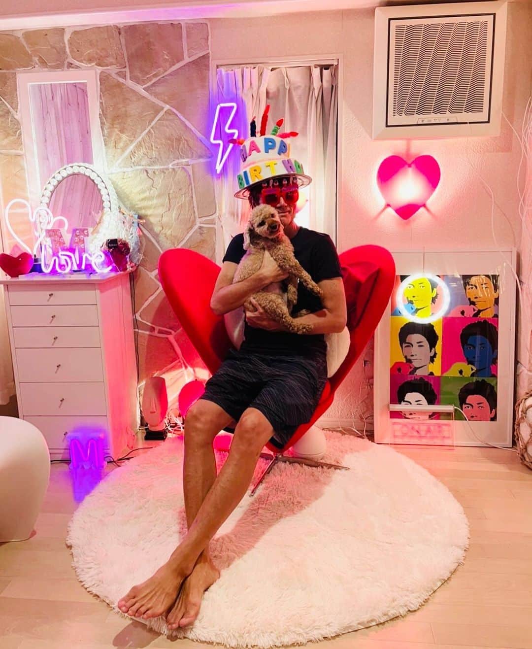 のインスタグラム：「on my birthday…お世話になっている皆様にたくさんお祝いしていただき感謝しかありません♡ #感謝 #至福の時間 #沢山のbdメッセージありがとうございます #birthday #celebration #マイケル富岡 #俳優 #タレント #誕生日 #appreciations #happy #love #mybabe #mylove #family #actor #actorslife #shooting #makeuproom」