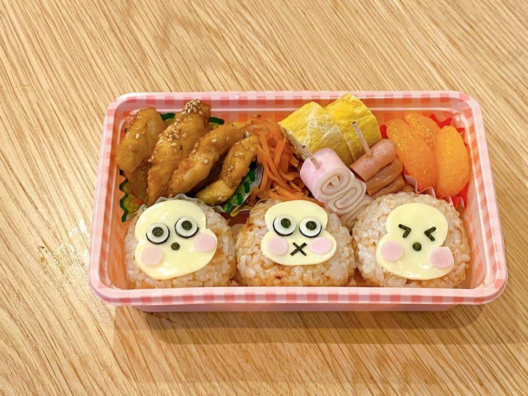 江原千鶴（エハラチヅル）のインスタグラム：「修学旅行弁当🍱  みうが日光に行ってきたので、おさるのもんきち風の三猿ですw  耳は省略して簡単にしました〜  おかずはみうリクエストの、胸肉のごま照り焼き✨  夏休み中のみんなの分も作ったよ‼️  わたし今日は頑張ったわ〜と思ってたけど、後数年後にみんな中学高校でお弁当になったら、毎日この量以上を作らなきゃ😂  #修学旅行#お弁当#日光 #キャラ弁#小学生」