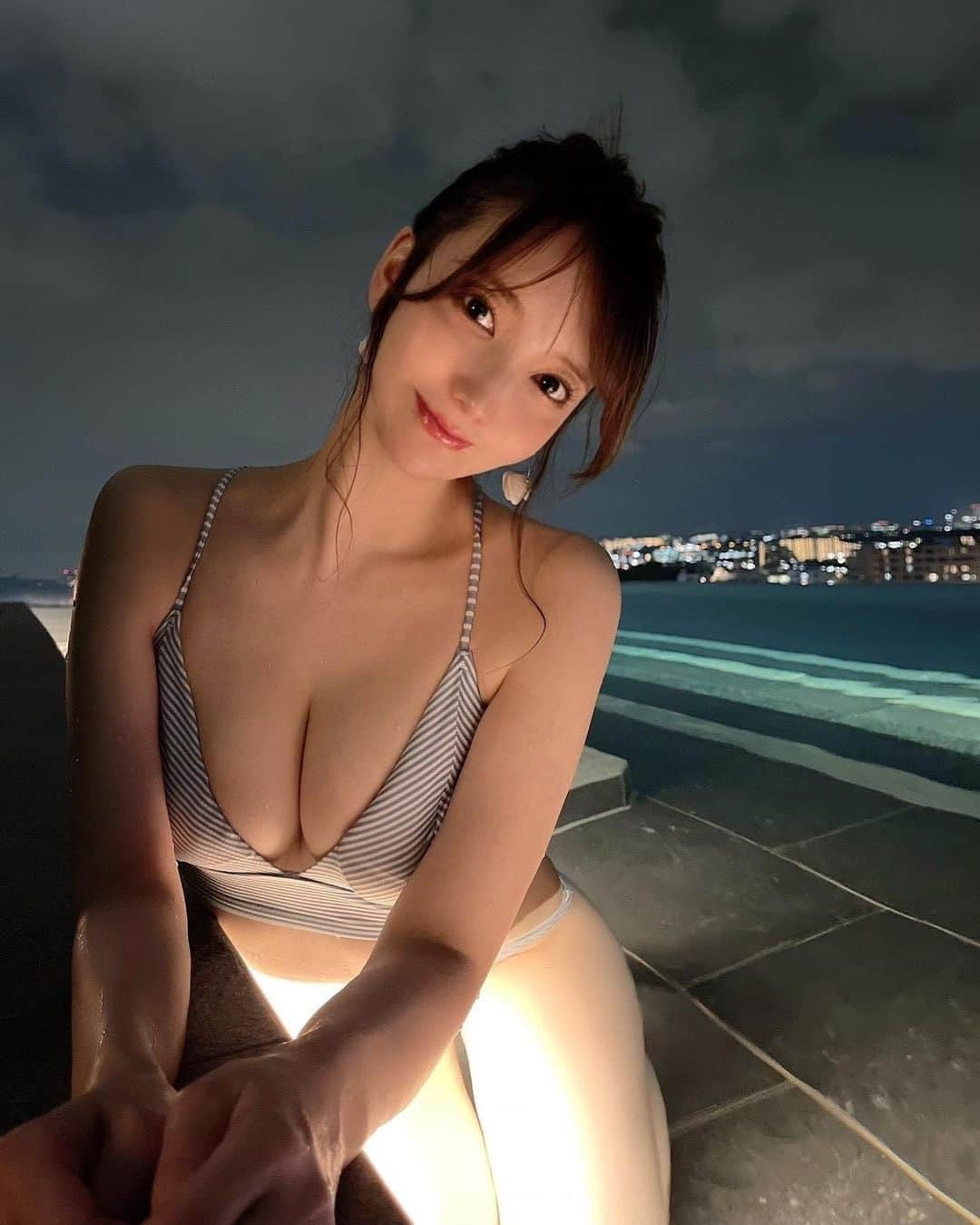 美女naviさんのインスタグラム写真 - (美女naviInstagram)「【美女navi ☻*】ナイトプール👙🤽‍♀️ * * 今回ご紹介させていただく方は❤️ 堀みづき さん ▶️▷ @mizuki_027 * * # Repost . . ナイトプール🫠💙 日焼けしないし最高🫶 . . さん のアカウントには 他にも素敵な投稿が(*´﹀`) ぜひ覗いてみてくださいね🧡 * * 美女navi掲載希望の方は⇒ @bijo_navi ❤️と # 美女ナビ , # 美女navi タグ付け * 10代限定姉妹アカウント 美少女navi掲載希望の方は⇒ @bishojo_navi 💛と # ビショウジョナビ タグ付け * お願いします✨✨ * * 次回もお楽しみに...😍 * * #セルフィー #水着 #ビキニ女子 #ビキニガール #ビキニ #ナイトプール #ホテル女子会 #naturalbeauty #ウェットヘア #美意識向上 #ナチュラルメイク #綺麗な景色  #休日の過ごし方 #休日のひととき #スタイル抜群 #女子力向上 #ビーチコーデ #ポニーテール #さらさらヘアー #大人メイク #オトナ可愛い #ロングヘア #女子旅 #お出かけ」8月6日 23時00分 - bijo_navi