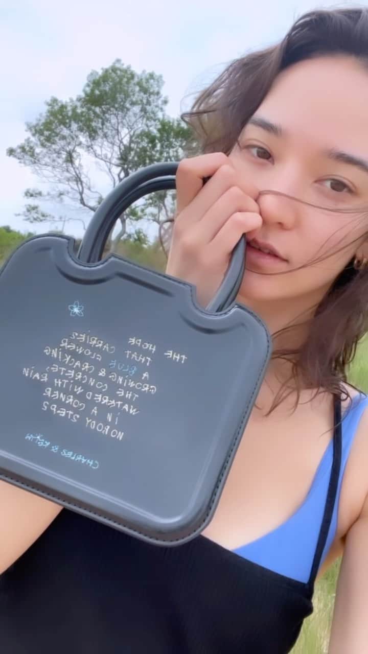 のインスタグラム：「A little weekend getaway with my new pieces from the adorable @charleskeithofficial and @cococapitan collaboration🌻💞 ちょっと週末旅行🦋 新しい靴とバックと散歩🥀🪨 @charleskeith_jp   #imwithcharlesandkeith  #cococapitanxcharleskeith」
