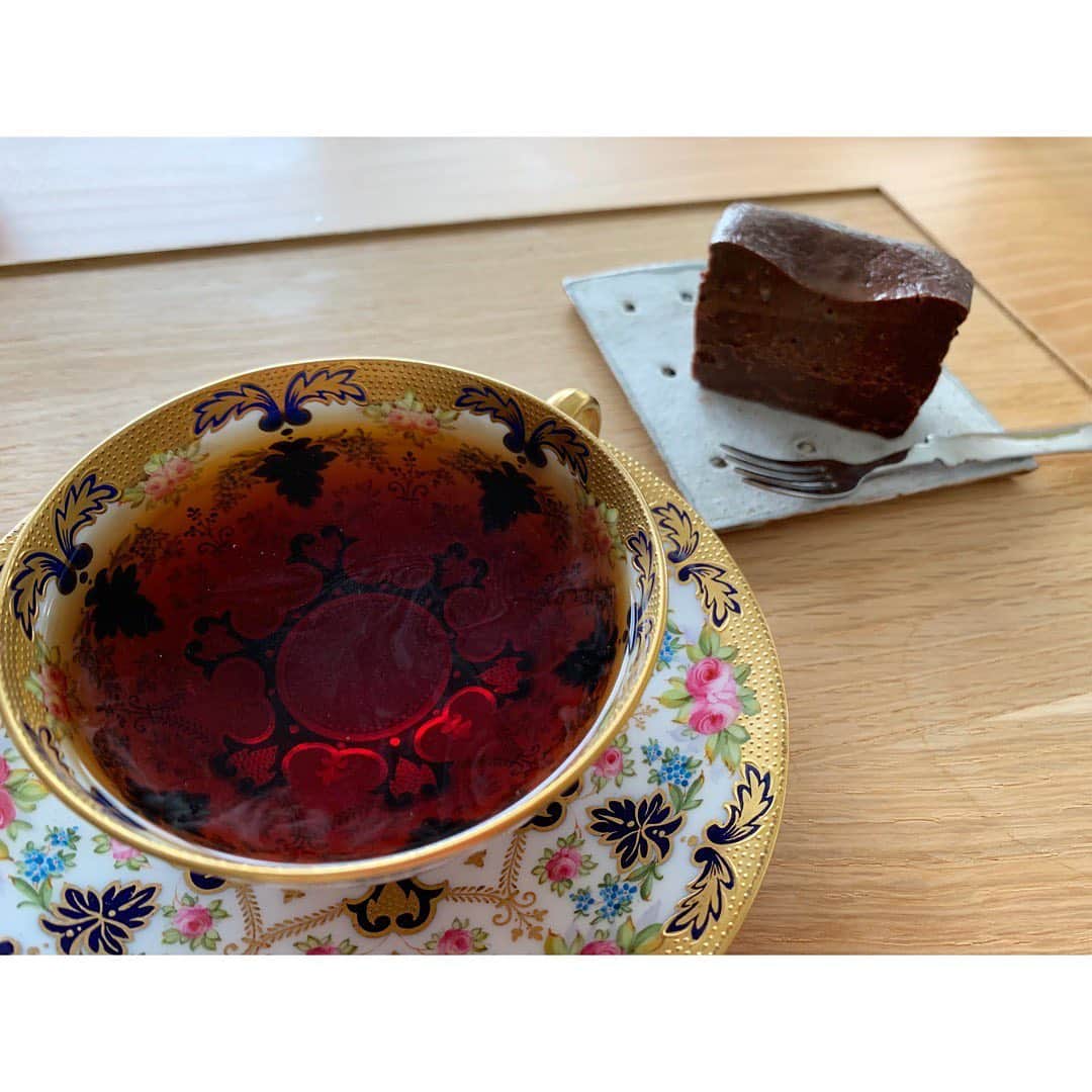 柴咲コウのインスタグラム：「昼下がり  プラントベースのガトーショコラとお気に入りの紅茶 ☕︎  沢山のお花に囲まれて眼福💐  Afternoon tea 🫖  Gâteau au chocolat végétal❤︎ + beautiful flowers 💐  #plantbased  #vegan食 #afternoontea #birthdaycake」