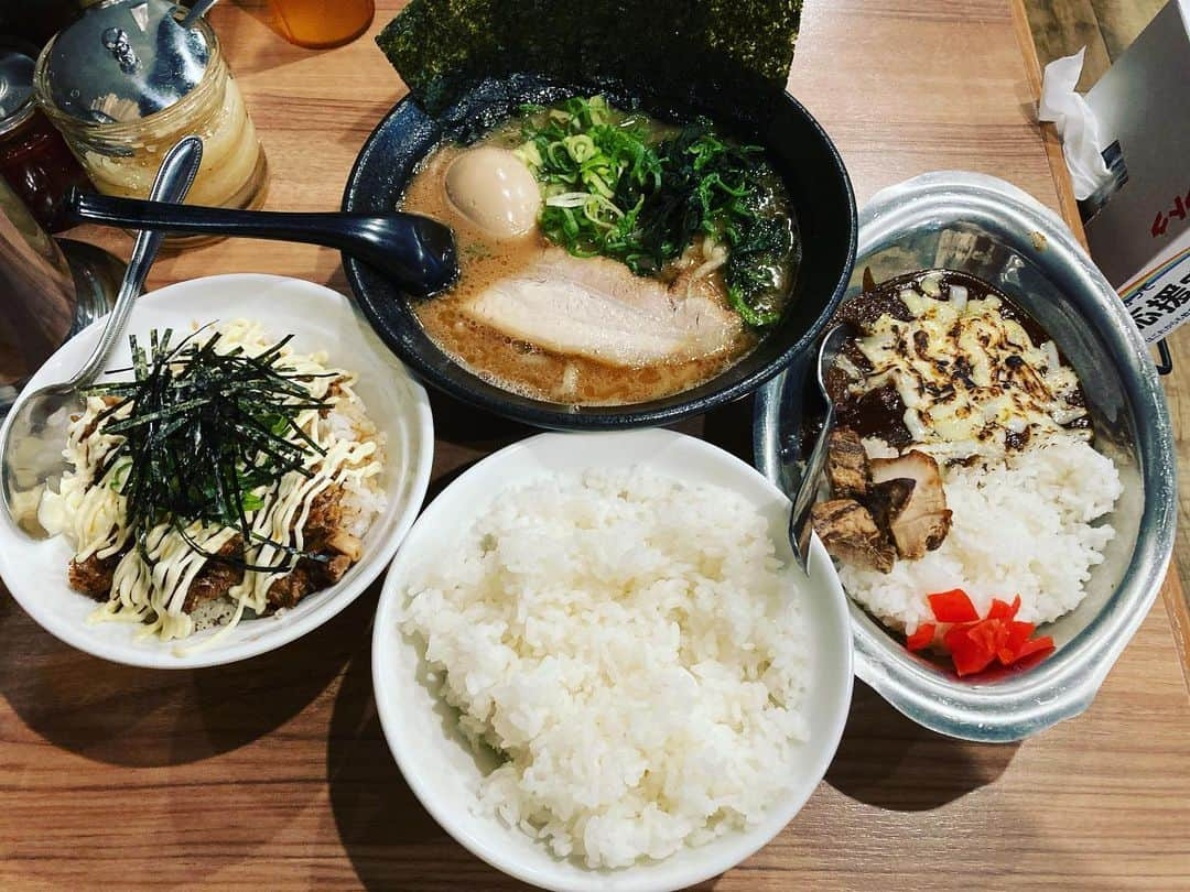 実方孝生さんのインスタグラム写真 - (実方孝生Instagram)「チャーシュー丼とカレー悩んでこうなった。  #石川家 #大宮 #ラーメンど真ん中家系 #カレーかなり濃いめの味付け #チャーシュー丼絶品 #飯魔法陣 #ジャンボ飯」8月6日 16時42分 - jitsukata_rainbow