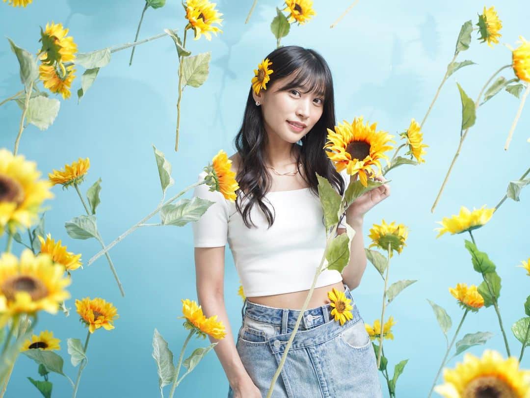 根岸愛のインスタグラム：「🌻🫶🌻 . 正面バージョン💛 たくさん写真あるので FCサイト「Ai Castle」にも メルマガとかでアザーカット載せます🫶  @studio_mio30   #ミオスタジオ #セルフスタジオ #向日葵 #photography #photo #sunflower」