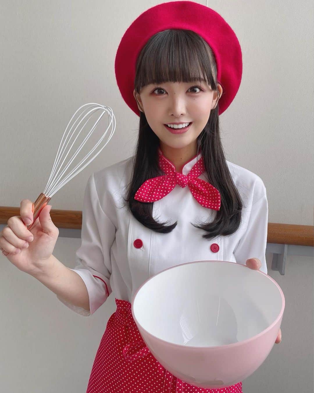 福田朱里さんのインスタグラム写真 - (福田朱里Instagram)「パティシエさん 🍩🍰🍫  あかりちゃんだから赤色にしたよ🍎 ベレー帽めちゃデカ！  #お菓子 #福田朱里 #パティシエ #アイドル #コスプレ #お菓子作り #スイーツ #おかし作り #ベレー帽 #エプロン #シェフパンツ #pastrychef #costume #stu48 #idol #cooking #kitchen #red #smile #japanesegirl #Japan」8月6日 17時40分 - akaringo_stu48