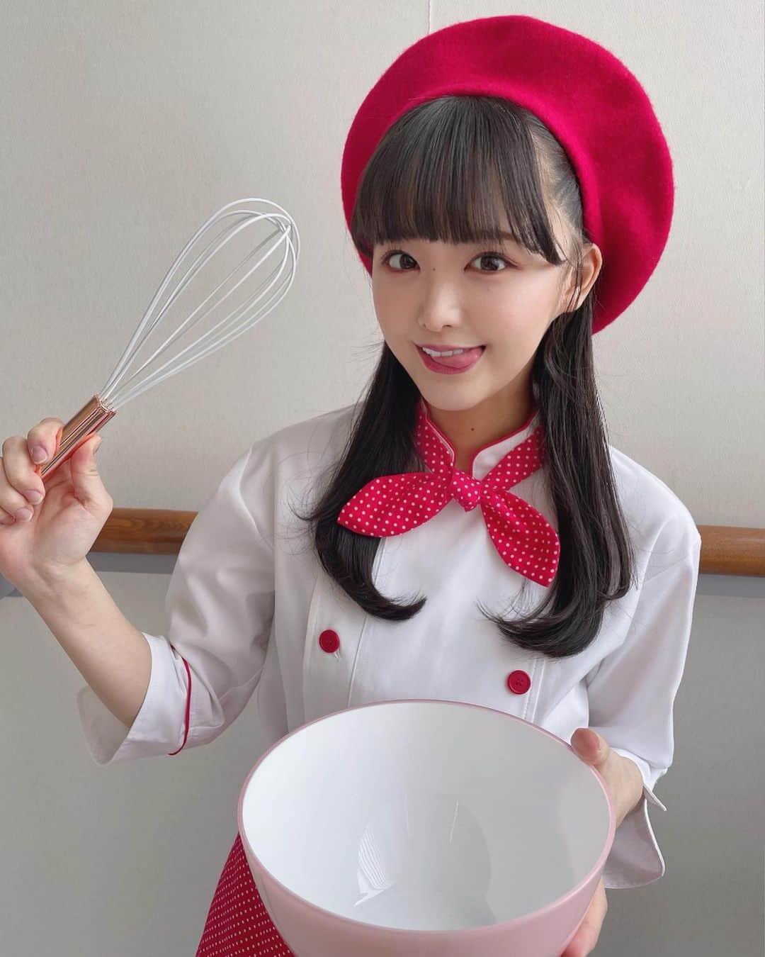 のインスタグラム：「パティシエさん 🍩🍰🍫  あかりちゃんだから赤色にしたよ🍎 ベレー帽めちゃデカ！  #お菓子 #福田朱里 #パティシエ #アイドル #コスプレ #お菓子作り #スイーツ #おかし作り #ベレー帽 #エプロン #シェフパンツ #pastrychef #costume #stu48 #idol #cooking #kitchen #red #smile #japanesegirl #Japan」
