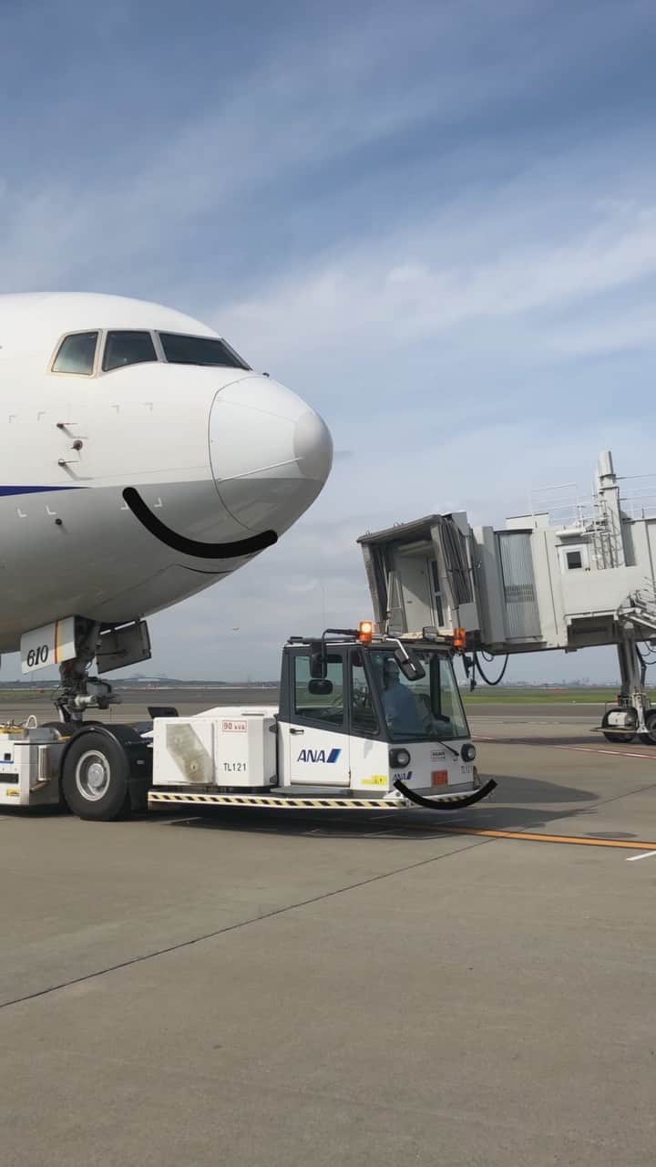 ANAのインスタグラム：「小さいけれど力持ち💪 トーイングトラクターは航空機の牽引や出発時のプッシュバックを行います🛻  #allnipponairways #ana#airplane #airport #japantrip #trip #飛行機 #プッシュバック #トーイング #トーイングトラクター」