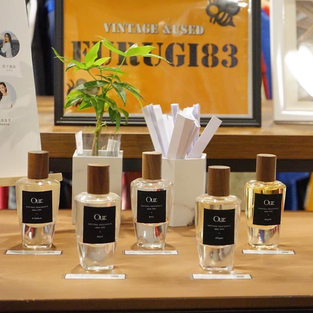 岩下真奈さんのインスタグラム写真 - (岩下真奈Instagram)「2022.08.06 #perfume 🦋 * この度 OurFragrance ( @our.fragrance.jp )様から コラボ企画のお声がけを頂いて、 一緒に私の理想の香水を作り上げました🫧 . 🏷𓈒𓏸︎︎︎︎ OurFragrance様は、 精油だけを使った香水を展開するブランドです🌿 . . そして今回なんと…‼️ 私が作った香水を 皆様も購入することができます🥳✨ . . 🦋 “ #𝒎𝒅𝒍𝒆𝒂𝒎 ” 🦋 𝒕𝒐𝒑　　…　ベルガモット 𝒉𝒆𝒂𝒓𝒕　…　パルマローザ　ゼラニウム 𝒍𝒂𝒔𝒕　 …　シダーウッド　サンダルウッド . . 本当に本当に唯一無二で自信作の香り！！ 香りのイメージは『高嶺の花』です🥀 色香を感じる 魅力的な だけど手の届かない 芯の強い 男女共に憧れる かっこいい女…🥂 . フローラルで女性らしさを演出しつつ、 ウッディーベースで甘すぎず媚びない深みのある香りに。 . 素材に使われている香りは、 わりと今時で人気のある一度は嗅いだことある香りの チョイスだと思うけど、全てが混ざり合うと 何これ初めて嗅いだ匂い…！こんな香り求めてた！！ という衝撃の出会いになると思います❤️‍🔥 . 私自身の理想と好みをそのまま具現化した香りです。 おそらく、好みの香りが入っていたり、 香りのテーマを良い！と感じてくれた人には、 絶対に刺さる香りです。本当に最高。我ながら天才。 . . ちなみにずっとIDにも使っていて 今回香水につけさせてもらった名前でもある 『mdleam』(「モデリーム」と読みます)は、 「モデルmodel」と「ドリームdream」からとった 私オリジナルの造語です。(初公開！) . どこまでいってもモデルは私の夢。 ゴールなんてない。努力し続ける、輝き続ける。 初心忘るべからず、等といった意味を込めています😌 確固たる夢や意志を持つ強い女性や、 そんな女性になりたい方に是非使って欲しいです🎗 . . 🔎購入方法🔍 8/13〜8/28 の間、OurFragrance様の オンラインショップで予約購入できます🛒✨ . また、期間中 以下のお店にも 香水を置かせてもらえることになりました💡 📍都内/十条の古着屋『古着８３( @furu.gi83 )』様 (平日12:00〜20:00, 土日11:00〜20:00) 📍大阪/福島のジム『Orca ( @bodymake_gym_orca )』様 (日曜日10:00〜14:00） . こちらに足を運んで頂けると、 私の作った香りをその場で確認できます！◎ 香りを試したら是非 感想を教えてほしいです🤍 コメント待ってます！！🤫💬 . 価格：¥12,800👛 . これでも安いと思うくらい良いものが出来たと自負しています。 後悔はさせません🥹✨ . 期間限定・予約購入のみでの販売なので 私も追加で個人的に買おうと思ってます😂🛍 . . 是非 #𝒎𝒅𝒍𝒆𝒂𝒎 いっぱい愛してください❕🦋🤍 . . 🎨Collaborators： KeiTo ( @keito_murakami ) 岩下真奈 ( @mana_mdleam ) 並木まき ( @picmaki ) Kahon ( @kaho_hm ) Sei ( @gwxxow ) Mam! ( @m.t_wellness ) Maki ( @maki__mh ) . . . #OurFragrance #癒し #香り #香水 #アロマ #精油 #アロマテラピー #香りのある暮らし #アロマのある暮らし #アロマクラフト #アロマスプレー #香りを楽しむ #香りに癒やされる #精油の力 #精油ブレンド #香水作り #オリジナル香水 #精油香水 #モノトーンインテリア #シンプルインテリア #暮らしを楽しむ #瞑想  #mdleam #美容好きな人と繋がりたい #モデル #フリーランス #お仕事依頼受付中 #撮影依頼募集中」8月6日 19時05分 - mana_mdleam
