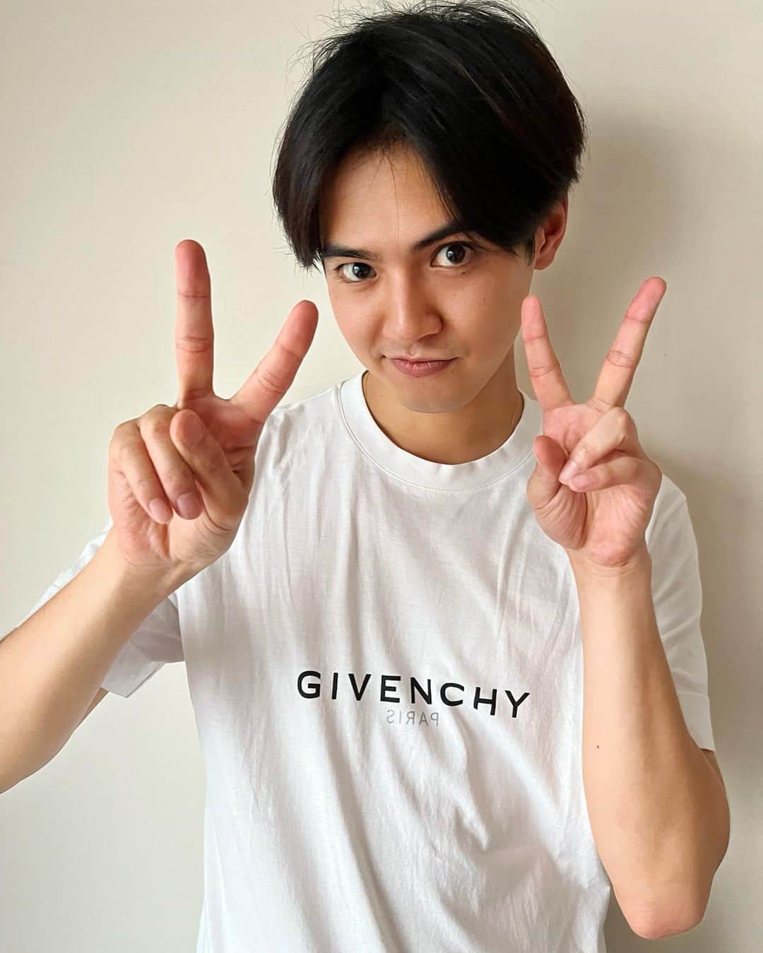 のインスタグラム：「I was able to get back to work again!  The violence and pandemic around the world is so concerning.  But don’t let that stop you from making someone smile.  Please keep your spirits up.  We will get through this!! 👍 And, especially today should be a day to remember “peace”. 🕊 Thank you everyone for the energy to get back on my feet again!! ✨  ----------------------- 本日よりお仕事復帰でした！💫 なかなか不安定なことの多い世の中ですが、ポジティブに笑顔に頑張っていきましょう🔥✨ あ、無理はしすぎず、"チカラノカギリ‼️"👍 そして、今日という日は平和にも心を寄せて。 いつもたくさんのパワーを 本当にありがとうございます。😊🙏🎶　 #チカラノカギリ #3枚目は流行りのポーズ♡?」