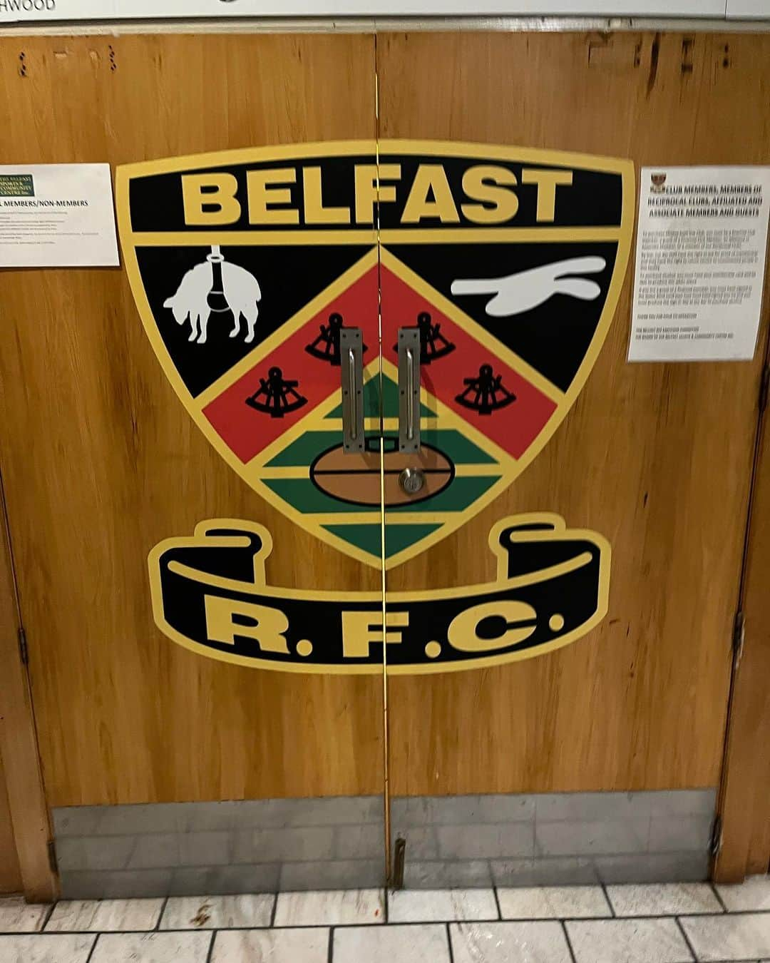 トンプソンルークさんのインスタグラム写真 - (トンプソンルークInstagram)「Where it all began. Belfast Rugby Club. Loved being at the awards dinner with my Dad. #rugby #belfastcobras🐍 #belfastrugbyclub  #family  はじめてのラグビークラブ #家族 #ラグビー」8月6日 20時11分 - ltomo40