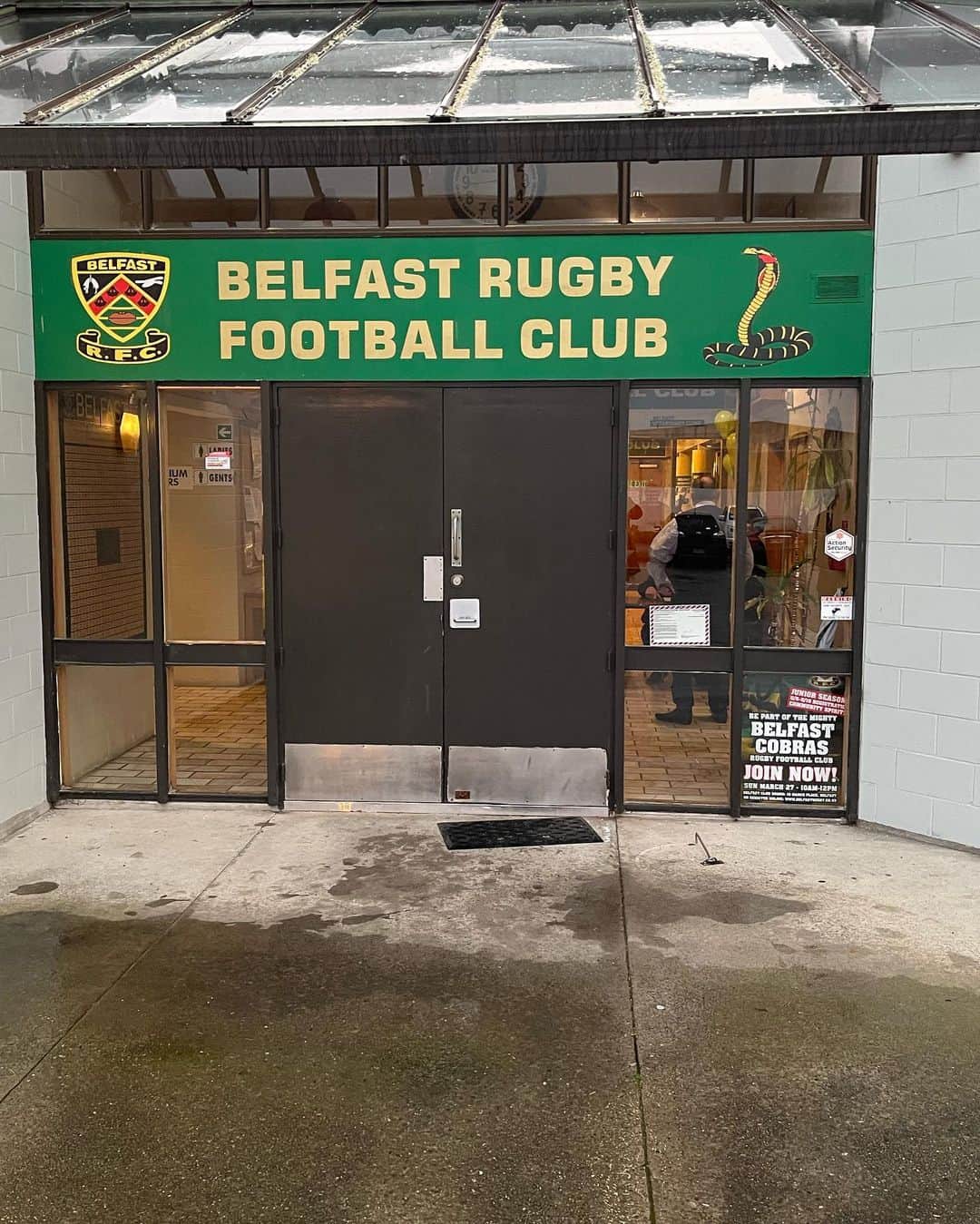 トンプソンルークのインスタグラム：「Where it all began. Belfast Rugby Club. Loved being at the awards dinner with my Dad. #rugby #belfastcobras🐍 #belfastrugbyclub  #family  はじめてのラグビークラブ #家族 #ラグビー」