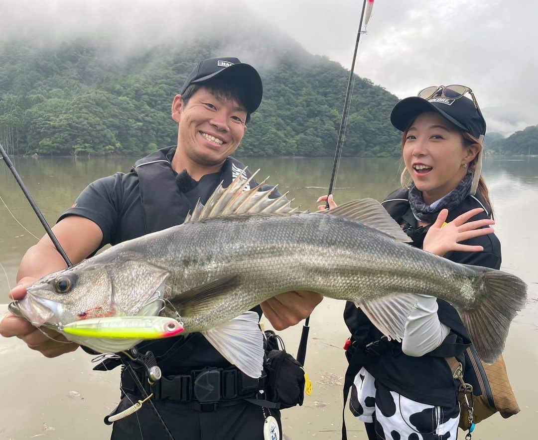 あさいあみのインスタグラム：「YouTube あみちゃんのもっと釣りたい🎣 ⁡公開しました❣️❣️  今回は尾山さんとおかっぱりシーバスゲーム🎣 久しぶりのすすぎちゃーーーん🫶 会いたかったよぉ〜❣️❣️ トップゲームってなんでこんなおもろいんだ！😍😍😍  DUELのLブルーシリーズのトップでも色んな種類や誘いができるから１日中トップで遊べるなんて最高やん❣️  おやまじゃぱんが、しっかり楽しんでくれてます🎣  あっ、、私の釣果は、、、  ⁡   #asian#Japanese#girl#instagood#ig_japan#ガチ釣りガール#釣りガール#釣り好き#ガチ釣り#アングラードル#duel#hardcore#yozuri#チームduel #あみちゃんのもっと釣りたい#あみ釣り#あさいあみ #fishing #fishinggirls#shimano# #zeque #釣り#낚시여자#갂시좋아#YouTube#兵庫県#円山川#シーバス#オカッパリ」