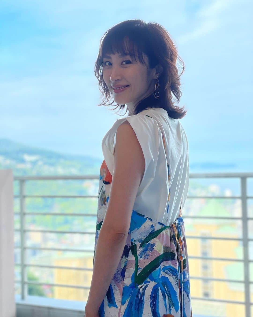 山口もえのインスタグラム：「・  お仕事で熱海へ 海が目の前なのに見てるだけ👀笑 せっかく熱海に来たのだからとマネージャーさんが いーっぱい写真を撮ってくれたので載せてみます♡笑 ありがと💓📸 皆は夏を満喫してるかな？  #熱海#海 #海が目の前なのに見てるだけ #笑 #🏖」