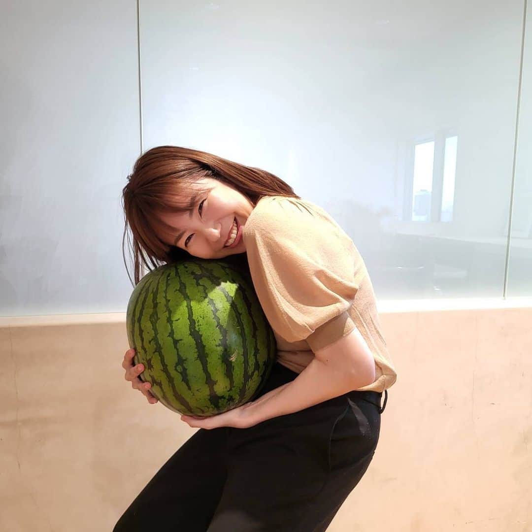 野村麻純のインスタグラム：「⁡ ⁡ 10kg以上あるスイカ💪 ⁡ 腰ピキッとなりそうでした。 5枚目に力持ちぶりっこ💚🖤🍉 渾身のあざとい顔です🥺🥵🤣🤨 ⁡ ⁡ ⁡ 🌻 ⁡ ⁡ ⁡ 『野村麻純 利きビールをする(後編) 』が FLaMme YouTubeチャンネル にて公開されました。 🫠🫣 私、、とても楽しそうです。 ⁡ ⁡ ⁡ ⁡ ⁡ #4Lスイカ #利きビール #フラーム #野村麻純」