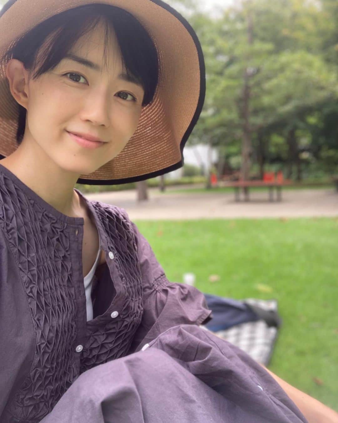 原田佳奈のインスタグラム：「・ ・  やっと普通に外に出れる気温。。  #お散歩 #公園ピクニック #休日デート」
