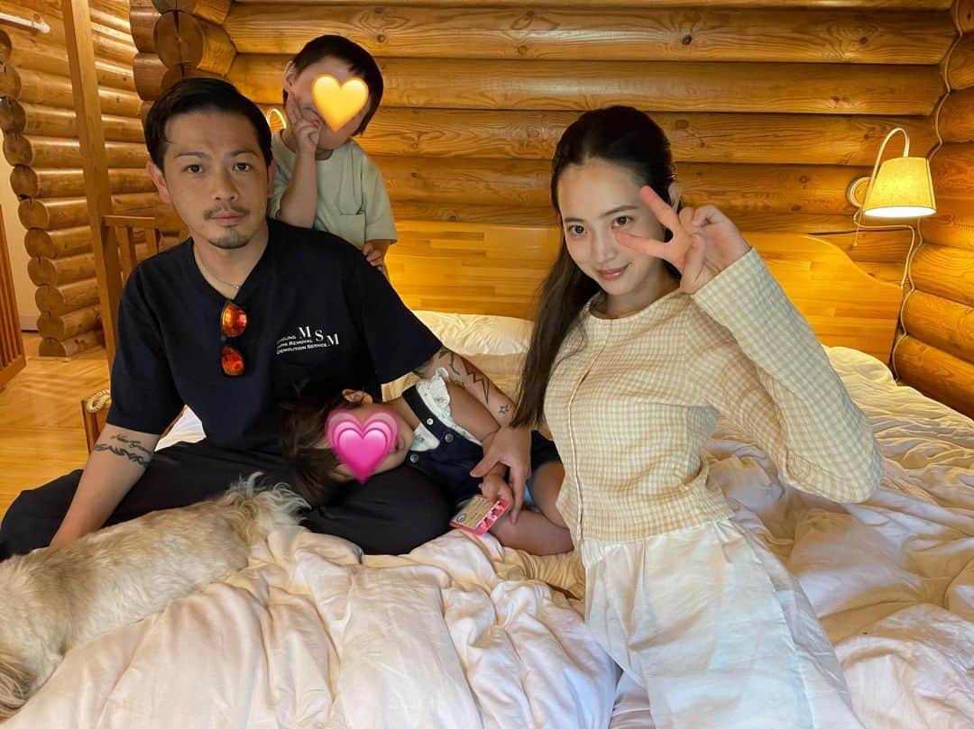 馬場一馬のインスタグラム：「馬場家👨🏻👩🏻👦🏻👧🏻🐶 #記念撮影#家族写真#ドッグコテージ #グダグダ感」