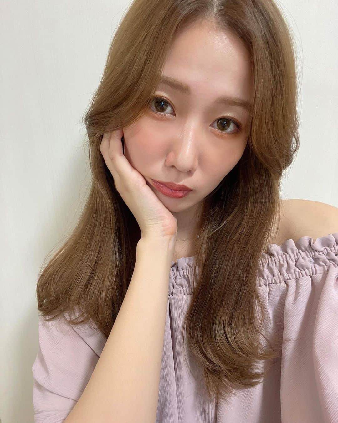 水越愛華のインスタグラム：「@riendabeauty でメイク💆🏼‍♀️❤️💄  色味も好みで、 メイクするのが楽しかった〜🤭🫶🏻  <品番>  ・アイシャドウ　04トワイライト ・チーク　03 テラコッタオレンジ ・ハイライト　01 パールグロウ ・リップ　05セピア ・リップセラム　01 クリア」