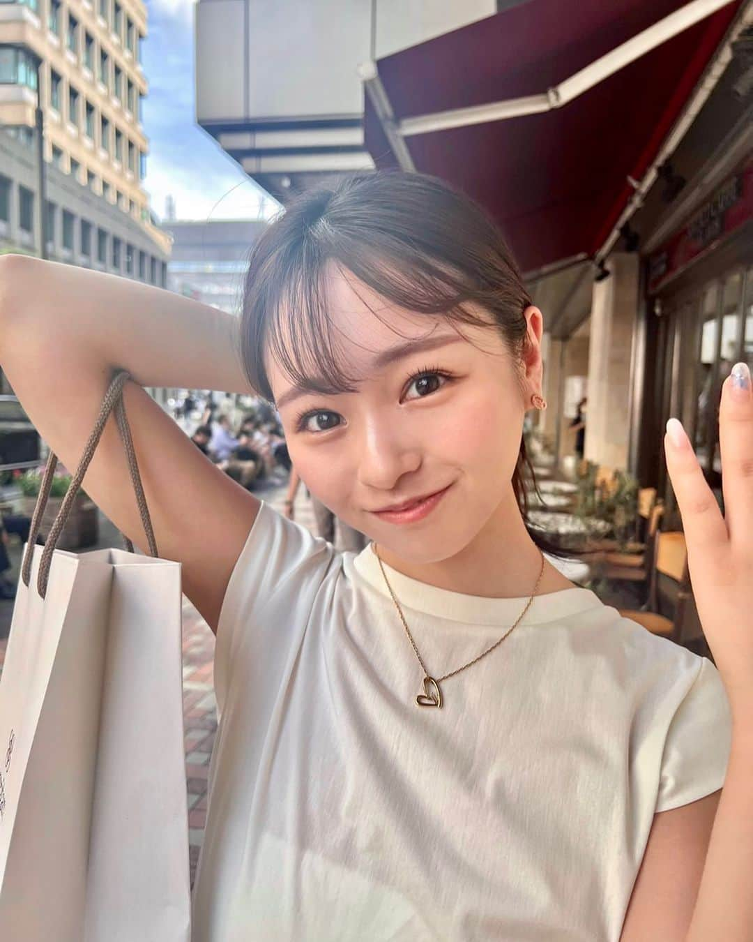 奥原ゆきのさんのインスタグラム写真 - (奥原ゆきのInstagram)「もう8月！と思っていたらあっという間に1週間‥😮 皆さんいかがお過ごしですか？ . 私は、7月後半目が回る程忙しかったので、今週は少しゆっくり過ごしていました。 . 休日何してるの？とよく聞かれるのですが、友達と過ごすか、1人でひたすら本や漫画を読んだり、アニメを見たりしています。 今週はずっと楽しみにしていた、ちはやふるの最終話を読んだり、キングダムの映画を観たり‥👘🎬 読みたかった本も色々読んで、「決戦！株主総会」「静かな人の戦略書」「ツナグ」が特に面白かったなぁ📚 あと「ダンスダンスダンスール」という漫画もおすすめ。 溺れるナイフを書かれたジョージ朝倉先生の今連載中の作品なんだけど、男子高校生が本気でバレエに取り組む話。 こういう作品を読むと「私もへこたれないで頑張ろう🔥」と感化されます（単純） . あとはひとりでカラオケでひたすら歌ったりとか笑 みんなのリフレッシュ方法も教えて〜😊 . . . . #休日の過ごし方 #女子大生の日常 #趣味の時間 #ダンスダンスダンスール  #ちはやふる  #キングダム #ツナグ #静かな人の戦略書 #決戦株主総会 #8月 #ポニーテール #白t #summerhair #summerhair」8月6日 21時30分 - yukino_okuhara