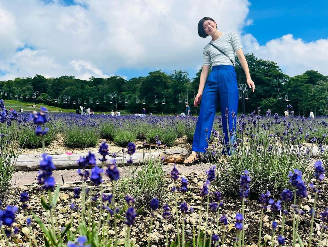 白岩蘭奈さんのインスタグラム写真 - (白岩蘭奈Instagram)「. いつのまにか8月突入してた😮 今年もあと4ヶ月とは早すぎる🤦🏻‍♀️  とあるオフの日のこと！ ひなと#たんばらラベンダーパーク に行ってきました✌🏻 . 群馬のおすすめあったら教えてくださーい🙌🏻 . 撮影時のみマスク外してます🙇🏻‍♀️ . #群馬銀行グリーンウイングス  #群馬県  #群馬観光  #たんばらラベンダーパーク」8月6日 21時39分 - raaaaaan.0921