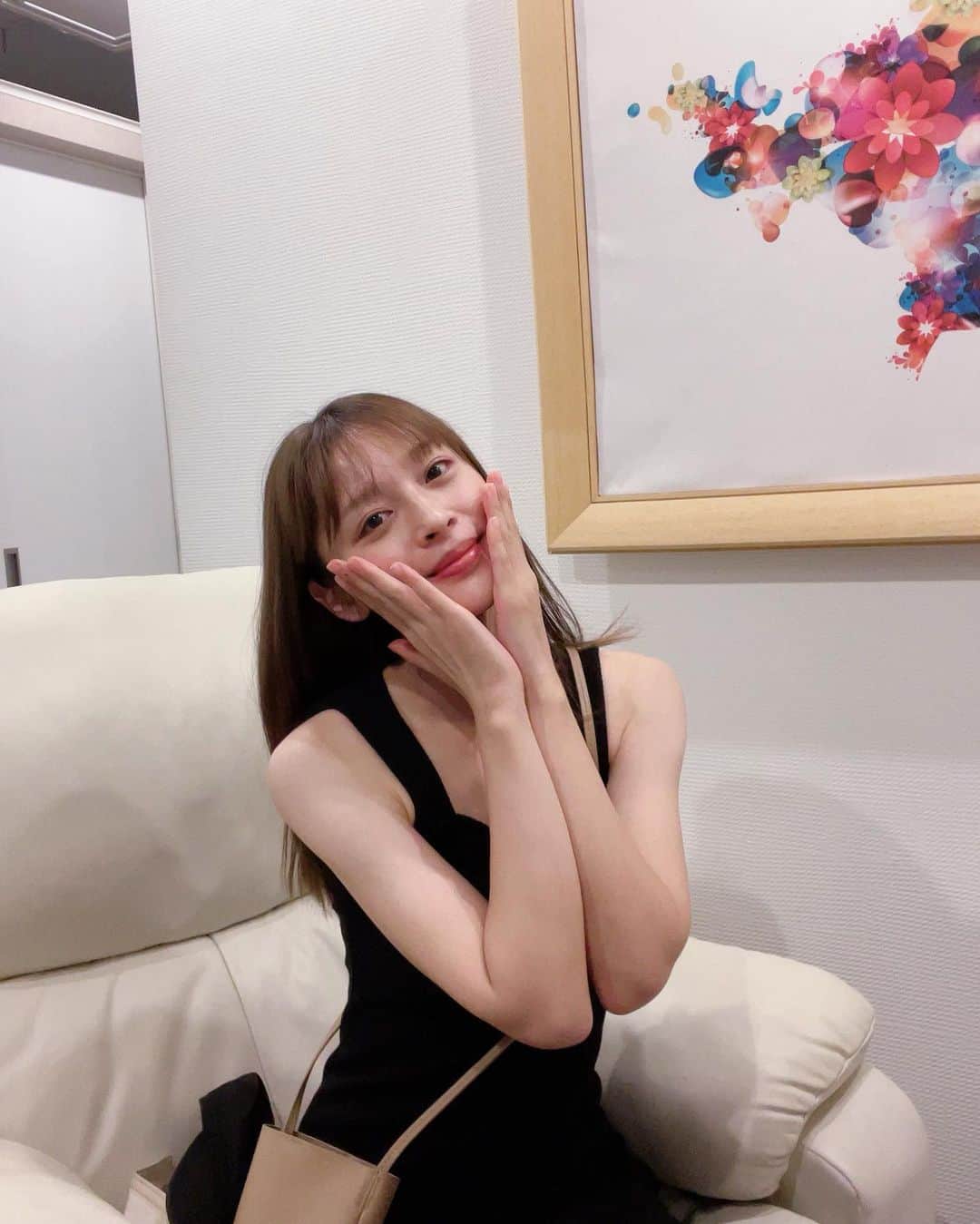 のインスタグラム：「美容鍼で ノーメイクでも血色良く居られるように してもらいました🤣🤣  明日15時頃から インスタライブやります💓  見てね♪」