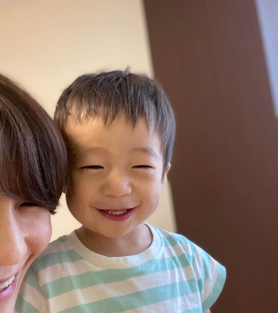 森上亜希子のインスタグラム：「皆様、本日無事に退院することが出来ました🙇‍♀️  皆様からの沢山のメッセージやDMにとても励まされ、勇気づけられ感謝しかありません。 本当にありがとうございました。  昨日の血液検査の炎症の値は半分まで下がったものの、まだ高い事には間違く治療をどうするか治療方針がなかなか決まらなかったのですが、お熱も2日間37℃前半をキープしていた事、次のステップが息子の体に結構負担を与える事を考えて、3回目の免疫グロブリンを投与する事が決まりました。 昨夜3日回目の投与を始めお熱も安定している事を鑑みて退位がOKになりました。  これから、定期的に血液検査や心臓のエコーなどは必要になりますが、心の底から安心しました。  先生からは内服薬でアスピリンという血液をサラサラにするお薬を飲んでいる為、頭をぶつける事には注意して下さい。 そして、川崎病に罹る2週間以内に息子は水疱瘡の予防接種の受けてる為、水疱瘡の抗体があまりついていない可能性があるので、半年後の血液検査で抗体がついているかみてみましょう。との事でした。  退院前に先生からそう言ったお話があり、私としては「何かで記入しないといけなかったり、聞かれた場合は息子は基礎疾患があり」になるのでしょうかとお聞きしたところ、「いえ、基礎疾患ではありませんが、川崎病に罹った事があります。」と伝えて下さい。と言われました。  特に何か制限があるというわけでもなく、本当に良かったなと思いました。  息子も本当に良く頑張ってくれました！  やっぱり何だかんだ言っても健康が一番ですね！  最後に兵庫県立尼崎総合医療センターの小児科の先生、看護師さん、大変お世話になりありがとうございました！  #川崎病 #1才7ヶ月 #男の子 #退院 #感謝 #tennis #テニス #3人のママ」