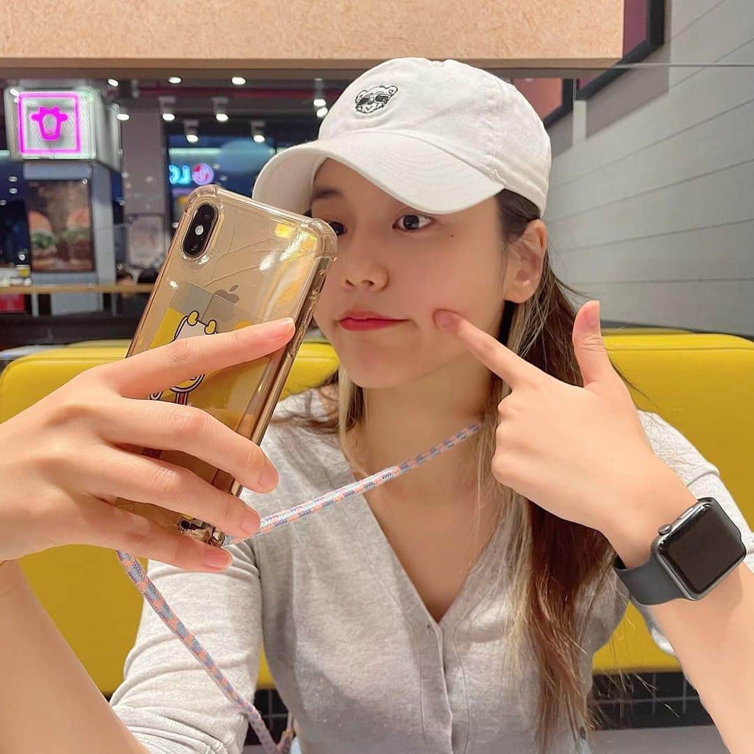 ヘジョンのインスタグラム：「🤔💙」