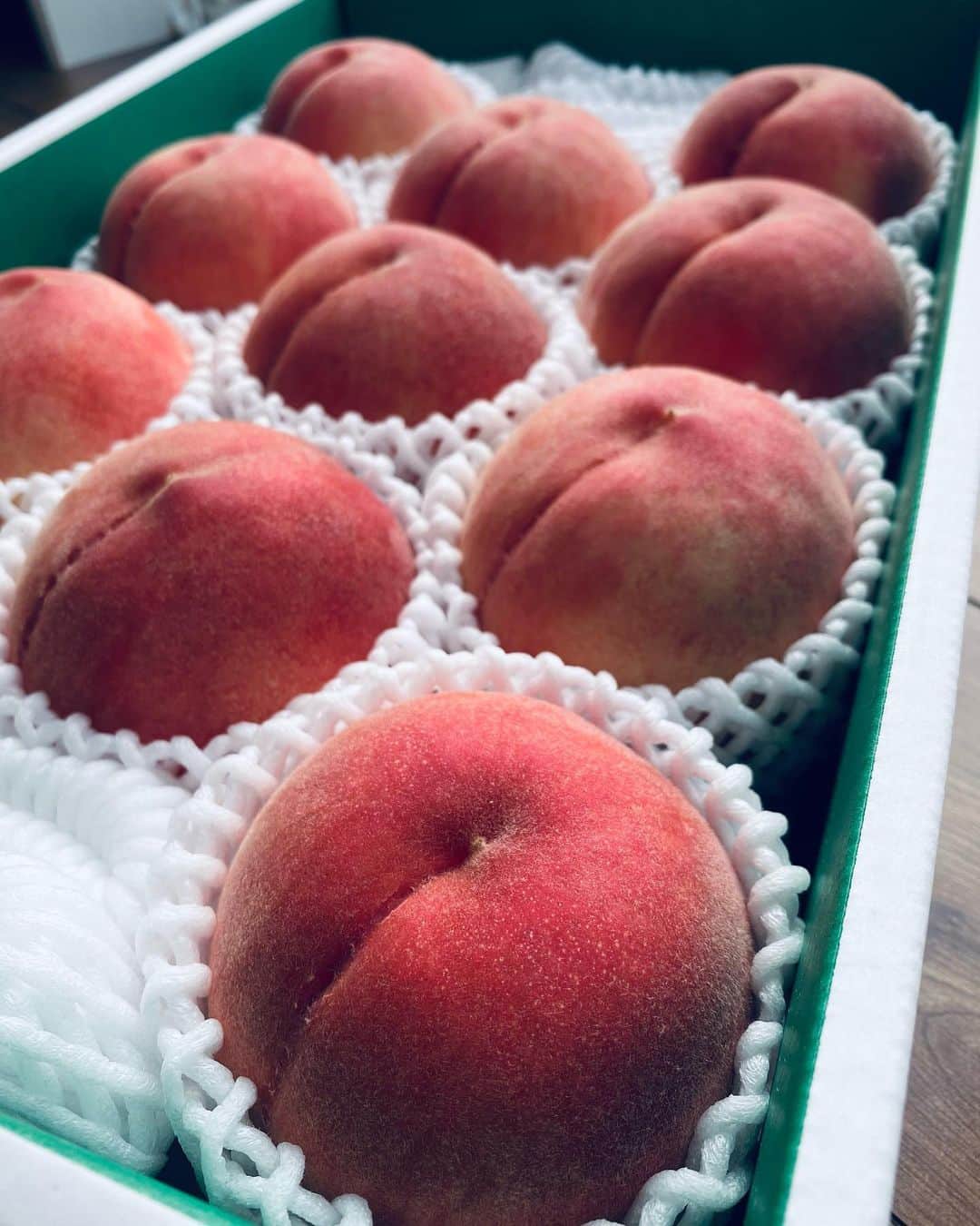 のインスタグラム：「先日頂いた見事な桃🍑✨✨ どの角度から撮っても桃尻🤣💕  ずっと眺めていたい光景♡♡  #桃 #和歌山 #桃尻」
