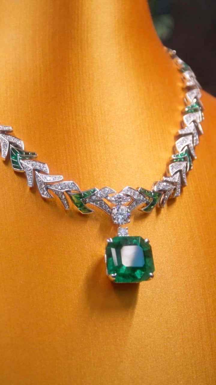 Harrodsのインスタグラム：「From Paris to London, Couture Week’s most exquisite high jewellery pieces are always destined to find their way to Harrods. Take a moment to marvel at these rare works of art from Bulgari, Boodles, Boucheron and more 💎  Find Fine Jewellery on the Ground Floor, at harrods.com and through our Personal Shopping service.   #Harrods #HarrodsFineJewellery」