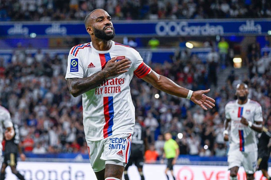 アレクサンドル・ラカゼットのインスタグラム：「Vous m’avez manqué ❤️💙」