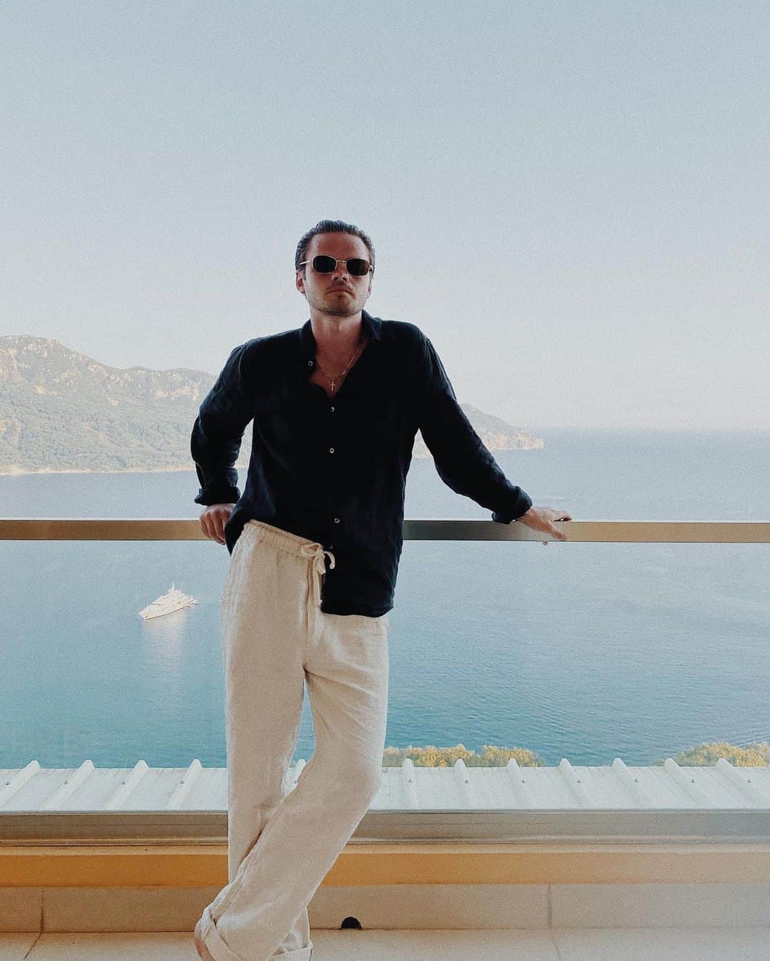 コンラッドのインスタグラム：「Vacayyy 🇬🇷💙」