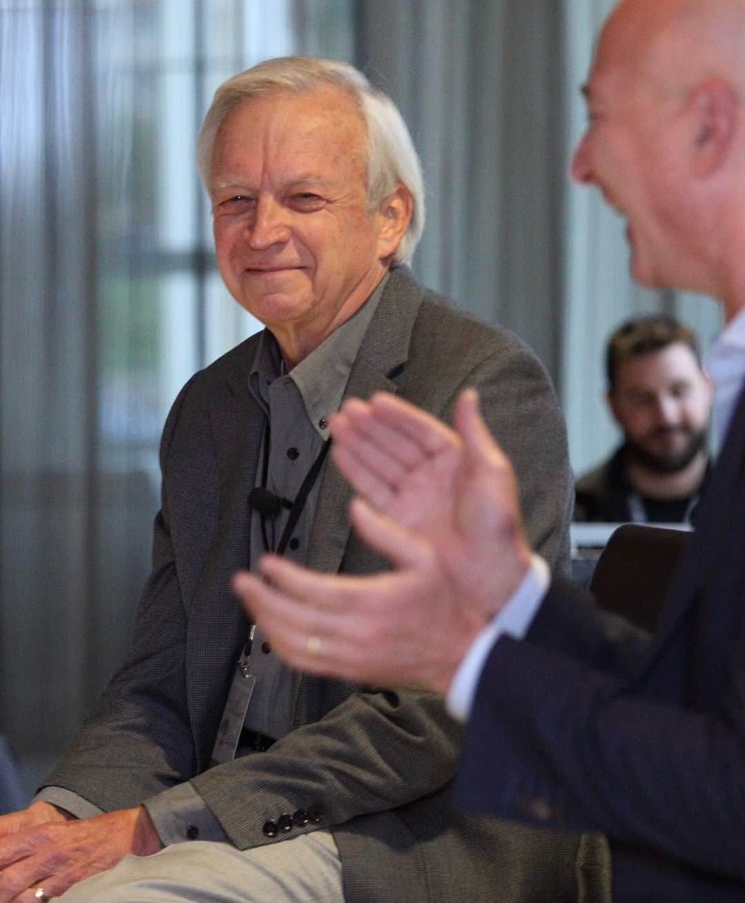 ジェフ・ベゾスのインスタグラム：「My friend and a friend to many, Tom Alberg, has passed away. He was an early investor in Amazon and served on our board for 23 years. Tom was a visionary and also just a wonderful, good man. I was so lucky to have you in my life, Tom. We will all miss you dearly.」