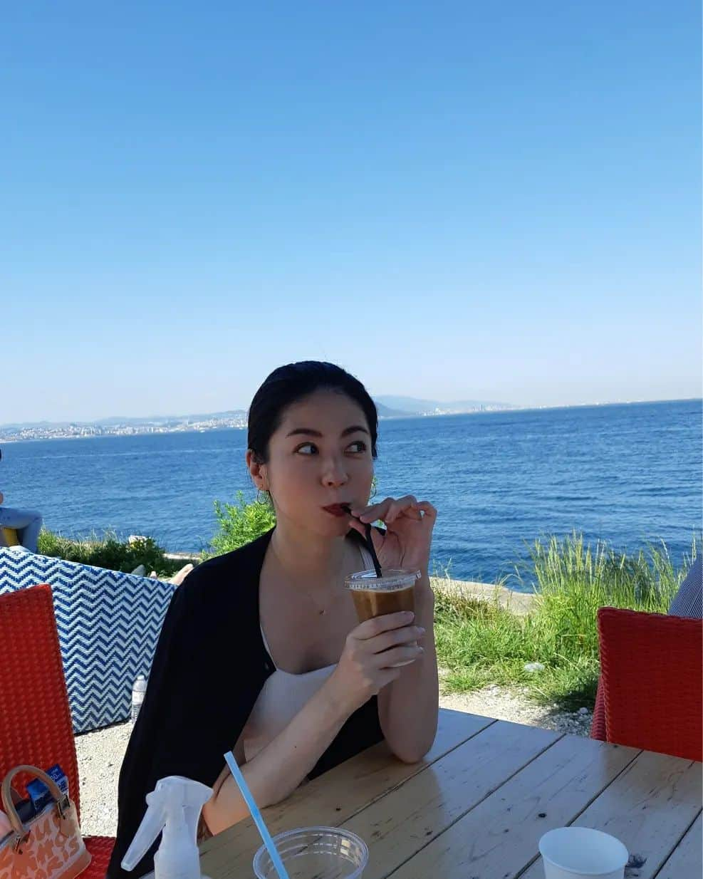 黒坂真美のインスタグラム：「夏、楽しんでいますか？🌴🌞🏖️ . 最近の黒坂は “マインドフルネス” と言う考え方を 意識しているよ🙆 . それはあんだって？？ . 人って過去の後悔や未来の不安に思考がいきがちだよね。 だから “今この瞬間”に意識を向けるって事。 瞑想やヨガや色んな方法があるけど、 楽しい！って感じる事をするのも素敵な方法じゃないかな～と思う。 全身と五感フル活用でね🧡 . みんなもやってみる☺️？ . #黒坂真美 #kurosakamami #夏 #summer #マインドフルネス #mindfulness  #淡路島 #awajiisland #japan #🌴 #🇯🇵」