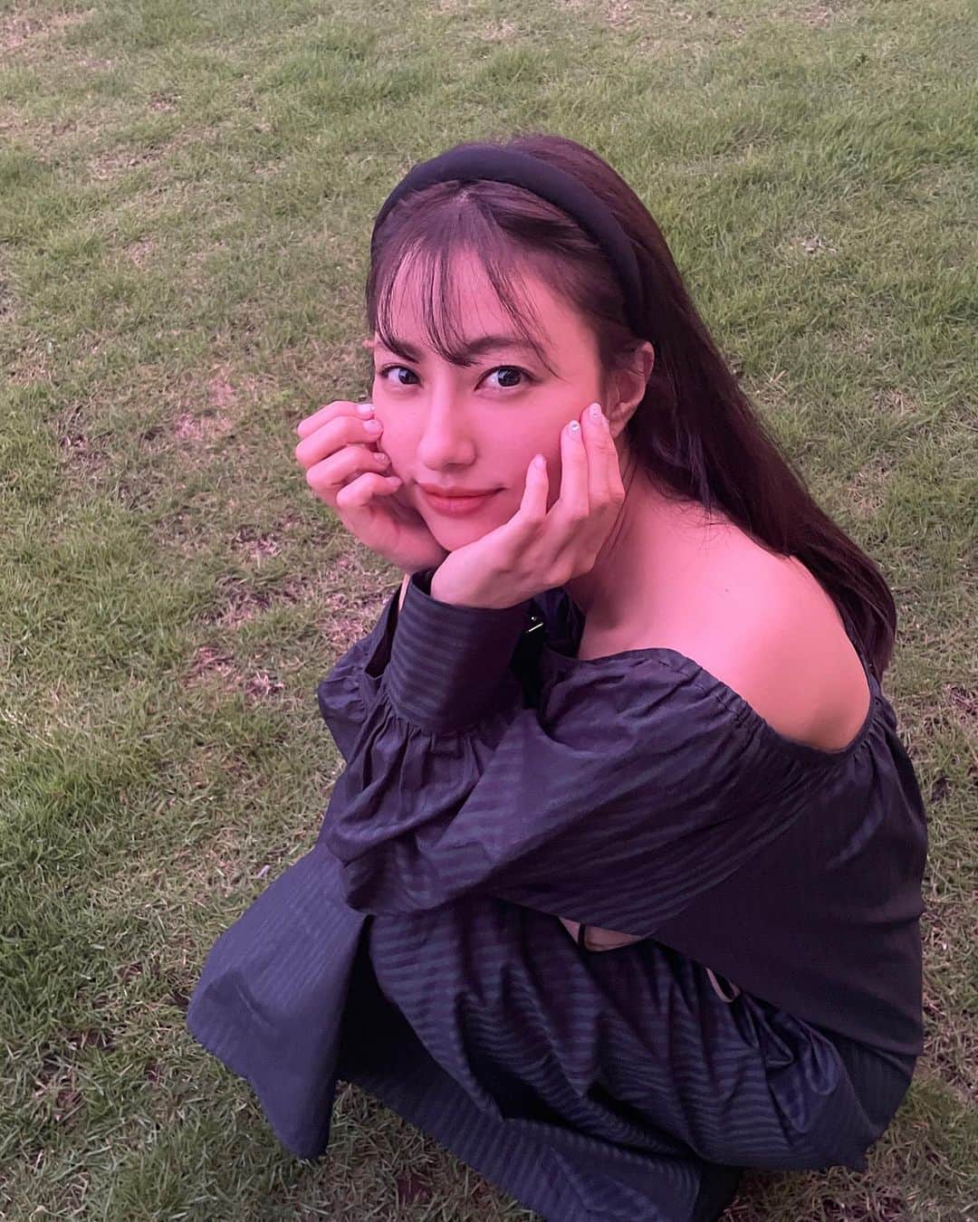 愛甲千笑美のインスタグラム：「_ 今までsnsでは あまり自分の考えを 発信していないほうだったんだけど、 初めて会った人に インスタのイメージと中身のギャップが ありすぎると言われるので、 これからはもう少し自分の思うことなどを 発信していこうと思います🤍 (ストーリーなどで)  ワンピース:@oblekt_jp @miyare38 プロデュースのもの🤍  カチューシャ: @alexandredeparis_japan」