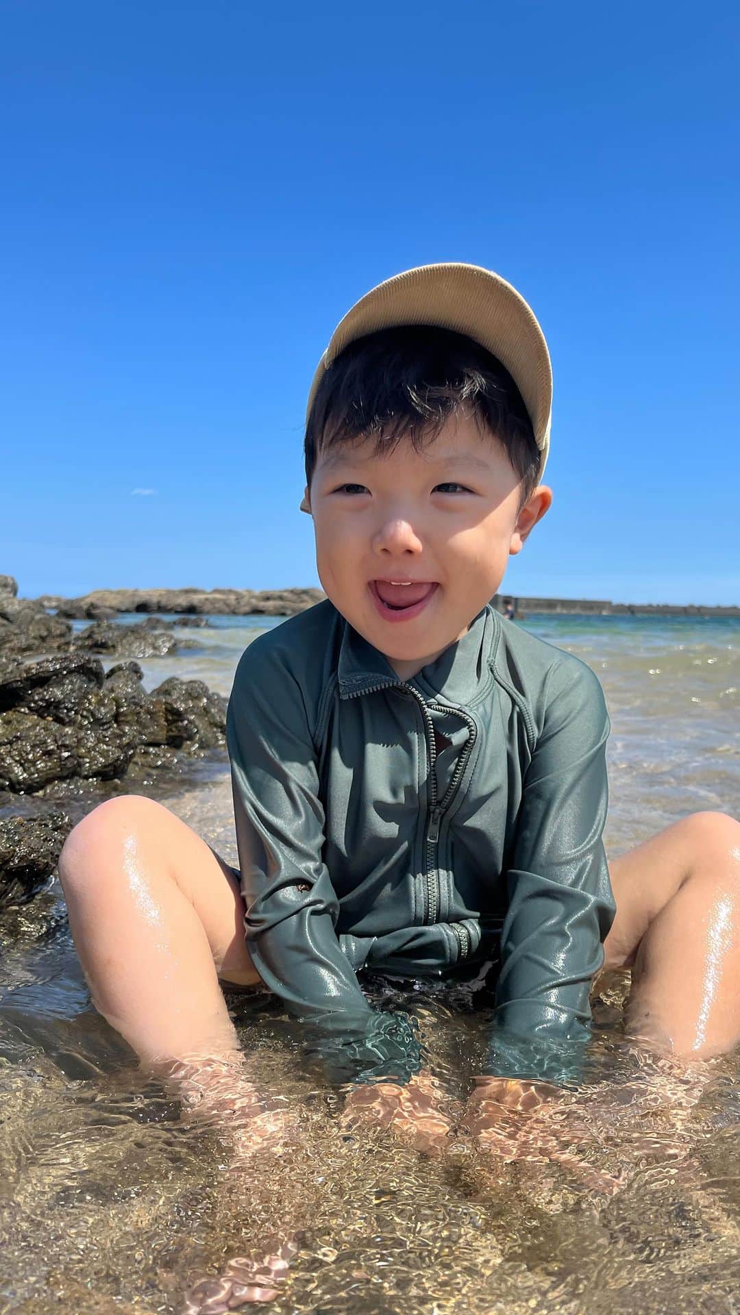 谷本将太 のインスタグラム：「夏休み帰省した時の思い出です♪  お休み中はご指名くださっておりますお客様にはご不便をおかけして申し訳ございませんでした。 ８月９日より通常に営業しております。 (ご予約は混み合っており申し訳ございません)  そして、沢山お休みいただけてありがとうございます。 スタッフのみんなもお休み中頑張ってくれてありがとう。  ずっと息子が楽しみにしていた、海や川で沢山遊べて良かったなぁ♪  初めて海に入って、初めてカラオケ🎤もして、初めて1人で花火も出来ました♪  息子の成長と共に、家族も成長し、何か自分は家族にとってもっと出来る事があるのではないか？  僕自身もこのお休みで１つ歳を取り、美容師として、父としての両立を今後はより一層考えなくては、、などと難しく考えるくせが出てしまいました😊  家族と食事していると、あれもこれもとなり、帰省中は常に満腹状態でした😆 お休み明けはひとまわり大きくなって担当させていただきます☺️  #僕の夏休み　#帰省　#海　#川　#仁淀川」