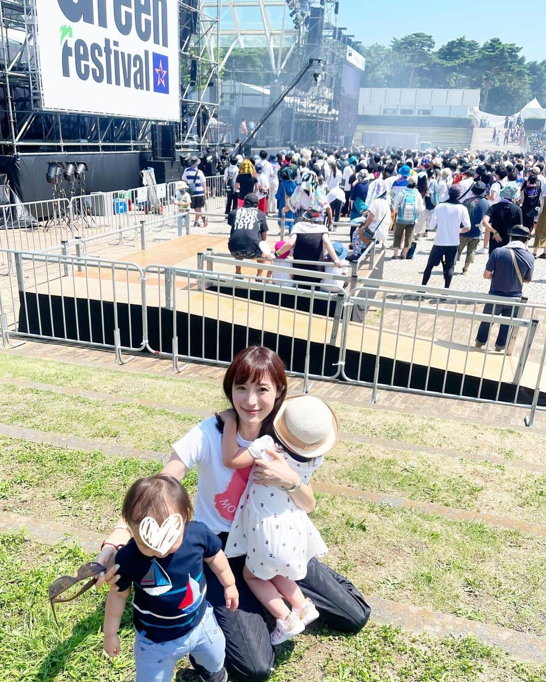 小林真由のインスタグラム：「夏の思い出。 ⁡ 初開催の @luckyfm_fes へ☀️ 郊外のフェスは初めてで、子供達もなにこれ！なにこれ！音は聞こえてくるし、屋台は出ているし興奮🍧 私も今回行って持ち物や装い色々と勉強になりました🥹 ⁡ なりきりトークショー(3枚目)を3人でしていたら突然の大雨にステージに3人きりになり、離島のような中でまた始まる無観客トークショー。 それもまた思い出になりました。笑 ⁡ ⁡ #ファッション #コーデ #ママコーデ #女の子ママ #男の子ママ #ママライフ #コーディネート #3歳 #2歳 #ベビー #二人育児 #フェス #夏フェス #茨城」