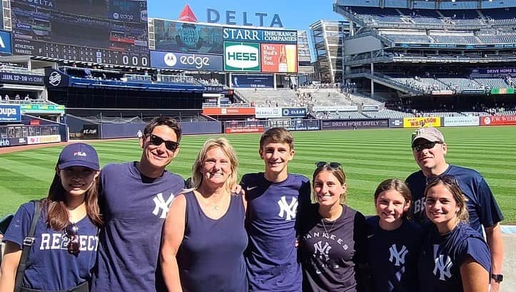 藤田弘輝のインスタグラム：「At the Yankee game with the Curry family!! Thank you guys for the Special times!   ニューヨークヤンキースの試合観戦！エンジェルスとはまた違う東のピリついた感じ！たまりませんでした！」