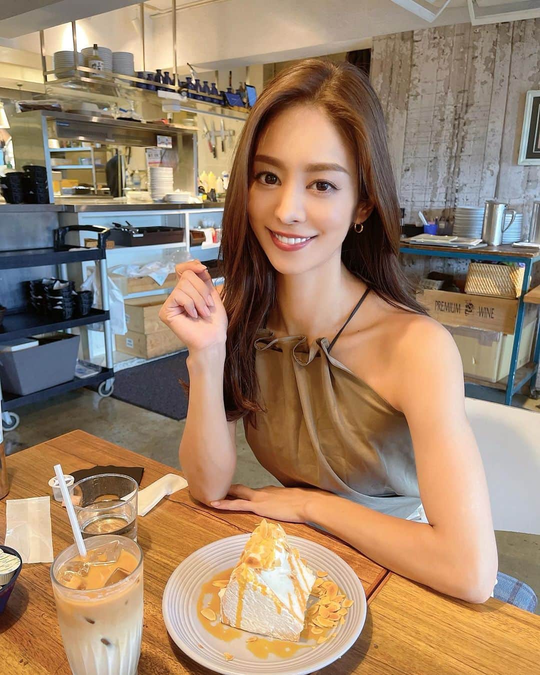 大柳麻友のインスタグラム：「⁡ ⁡ 今日はママと2人で 蔵前駅のカフェ巡りしてきた〜☕️💕 ⁡ ほーんとに久しぶりに ちゃんと他撮りしてもらった🤣 最近ちょい明るめの髪色にはまってる✌︎ ⁡ ⁡ ⁡ #cafe #holiday #instagood」