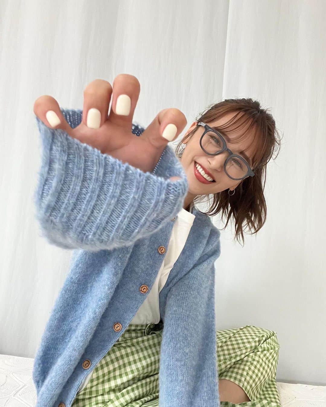 近藤千尋のインスタグラム：「撮影の合間に、ネイル披露💅  マネージャーゆりちゃんは ポーズがダサいですって 言ってきます🫡🤍🤍笑  この日は爪を見せたかったのよ😂💪🏻 でもいつも撮ってくれてありがとうだよ。笑  ネイルは相棒のところへ行ってます❣️ @risadlaw___   毎回2時間で手と足を終わらせてくれる しかもめちゃくちゃ綺麗に。。😢❤️笑  ありがとう🏖🥰  ニカーっと笑顔！ 一年前まで裏側矯正をつけていましたが 今はもう終わり、取ってます☺️  矯正期間は大変だったけど、 (前歯を2本抜いたり、、 ワイヤーが痛かったり、、)  今は寝てる間だけマウスピース付けてるよ🦷 病院は @faithdental_anniversarydental  柴山先生です❗️🥰  今日もバタバタもうこんな時間だ😀💦」