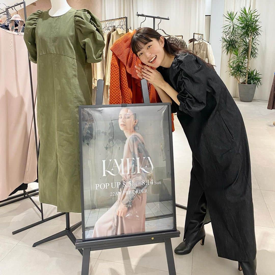阿部朱梨のインスタグラム：「イベント終わってお家に帰ってきたけど気持ちがまだすこしふわふわ中☁️  纏まってないけど今の気持ちを綴ってみます♡  @babylone.official さんの優しさで @_kaieka_ のPOPUPを開催することが決まった時にね  3年ぶりにみんなと直接会える！嬉しい！て思った反面 会いにきてくれるかな…？っていうどきどきも実はあって。  前日のインライで頭回らなくてポンコツ発言沢山しちゃったから笑 今日ははじまる寸前にパワーチャージすべく、糖分いれなきゃ！て甘いもの食べようとしたら 2口しか喉通らないくらい緊張してて🤣笑  サポートしてくれてる @riona__ に勇気もらいながら店舗にいったら  たくさんの子がKAIEKAを見に来てくれていて。  あの瞬間、嬉しくてたまらなくて 自然と緊張とか不安なんて忘れてたの🥹💞  お店入ったらみんな本当に暖かくて…！  KAIEKA見れて嬉しい！ 受注したけど遊びに来たよ！  なんて嬉しいこと言ってもらえて🥹  ここ数年、どうしようもなくて少し距離ができちゃってたけど KAIEKAを通して 直接会って声をかけてもらって 目を見てありがとうを伝えられる事って  本当に嬉しくて幸せだなぁ…  って改めて実感した時間でした…💞  ずっと昔から応援してくれてる子 やっと会えました、て涙ぐんでくれた子 大切な人にプレゼントするために ってお店に来てくれた子もいて  本当に優しい子たちで溢れた空間は 楽しくて心地よくて 気付いたら沢山お店でまったりすしぎちゃうハプニングおこしたけど🤣(お話付き合ってくれたみんなありがとう♡)笑  改めて、遊びに来てくれて KAIEKAを楽しんでくれて いつも応援してくれて本当にありがとう♡  今回来れなかった子たちのためにも またみんなに会うためにも あべり、がんばります💞  纏まってなさすぎて長いし読みにくくなっちゃったけど 今の気持ちを♡  いつも本当にありがとう☺️✌️ 愛の溢れたDMとみんなからの写真全部保存してしばらく見返して パワー貰おうと思います♡笑  素敵な機会をつくってくれた @babylone.official さんも 本当に感謝です☺️！」
