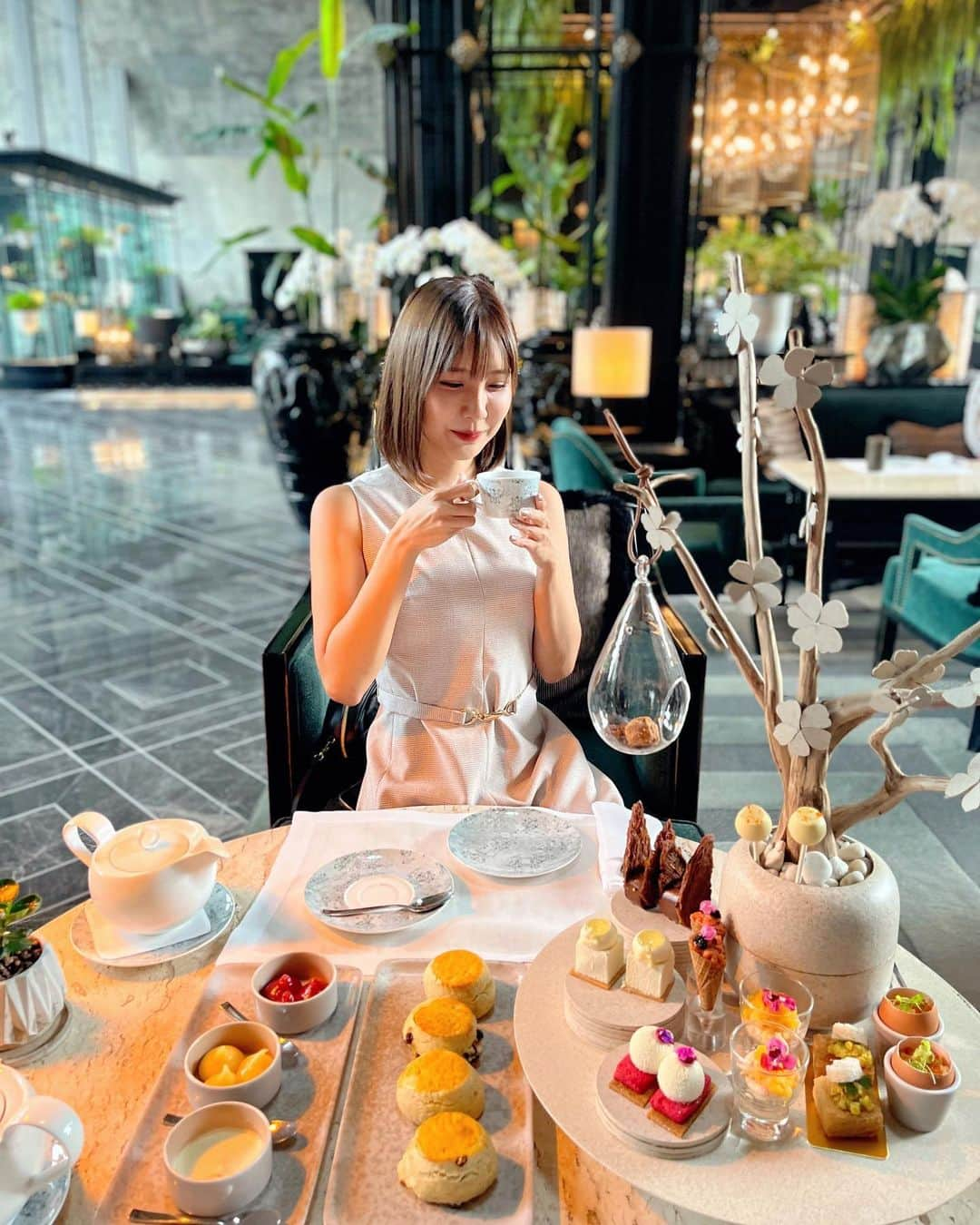 みまるのインスタグラム：「📍Sindhorn Kempinski Hotel   シンドーンケンピンスキーホテルのアフタヌーンティー🫖🍰✨ 全体的に甘すぎずバランス良かったです🧁  ホテルの内装も豪華で生演奏までありました🎻 お庭もあり食べ終わりにお散歩も🍃  ・1set２名分2400バーツ（PandaBus予約）  #みまる #mimaru #🇹🇭 #海外移住 #タイ #バンコク #タイ移住 #バンコク生活 #bangkok #thailand #海外生活  #海外旅行  #ナチュラルライフ #干物女 #自由人 #youtuber #バンコク情報  #みまるチャンネル #在タイ日本人 #在タイ #バンコク駐妻 #バンコク観光 #バンコク旅行 #バンコクアフタヌーンティー #バンコクヌン活 #バンコクカフェ #バンコクグルメ #afternoonteabkk #シンドーンケンピンスキー #sindhornkempinski」