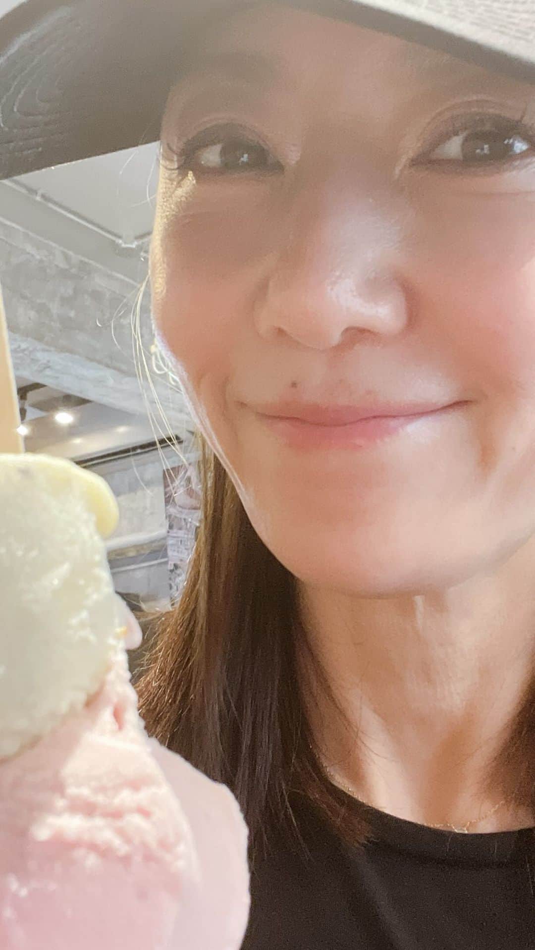 のインスタグラム：「暇さえ有ればゴルフレッスンの成果で 腕の筋肉もりもり🤣（成果出るとこ違うやろ笑） 腰、肩パンパンで（力抜きたいのに抜けない😭） 練習後、Dr.stretchに駆け込む。 ・ 帰り道に 京都で大人気のヴィーガンジェラート　@premagelato  の中目黒店 #premarchegelateria&alternativejunk へ。 どれを食べても感動レベルの美味しさなので毎回迷いに迷い、 本日はいちごミルクとひまわりなんとか🌻＆ ニュージーランド産キウイのソルベ🥝 ゴルフ、ストレッチ、ジェラート。 全て同じ通り沿いにあるので 最近のちょっとしたルーティンになってる！ ・ 今日はちょい足しで セルフエステの @totona_otonaself で #ウルトラトランスフォーマー と #プラズマフェイシャル　を。 オチじゃないよ🤣🤣 ・ ・ #私的ルーティン #ゴルフ #drstretch #gelato  #リールの使い方がわからん」
